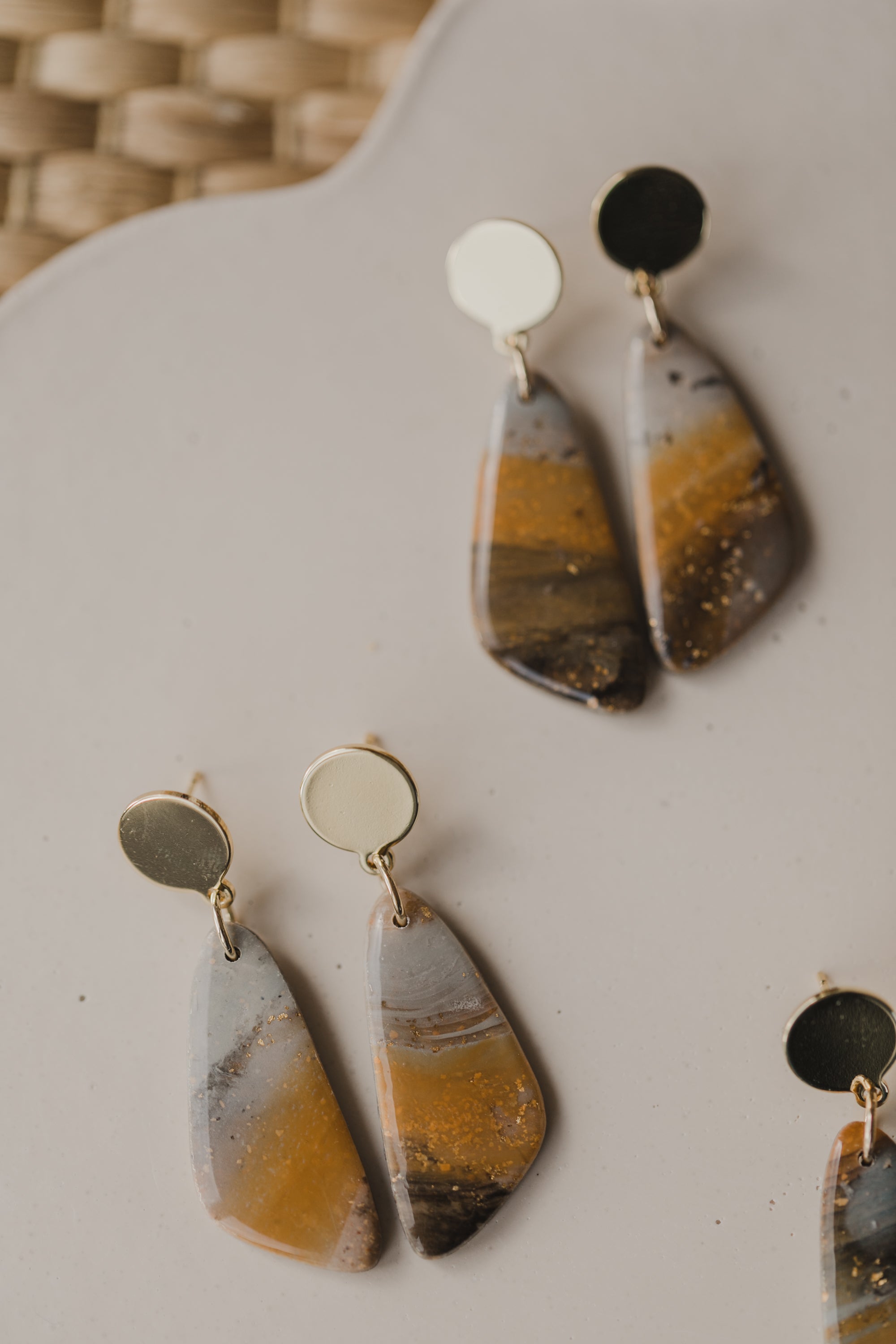 ELIA - dezente braune Ohrringe aus Polymer Ton mit Blattgold