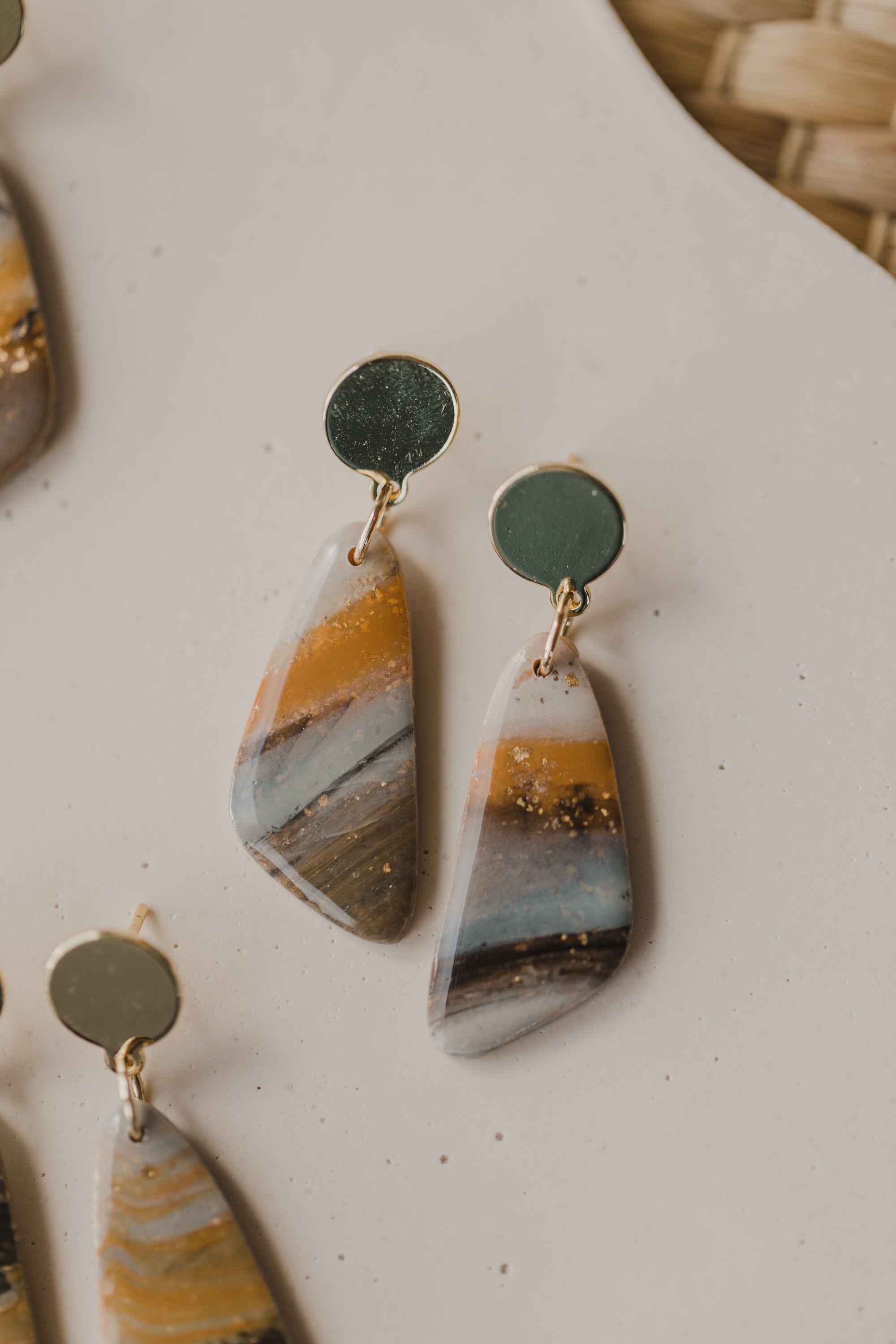 ELIA - dezente braune Ohrringe aus Polymer Ton mit Blattgold