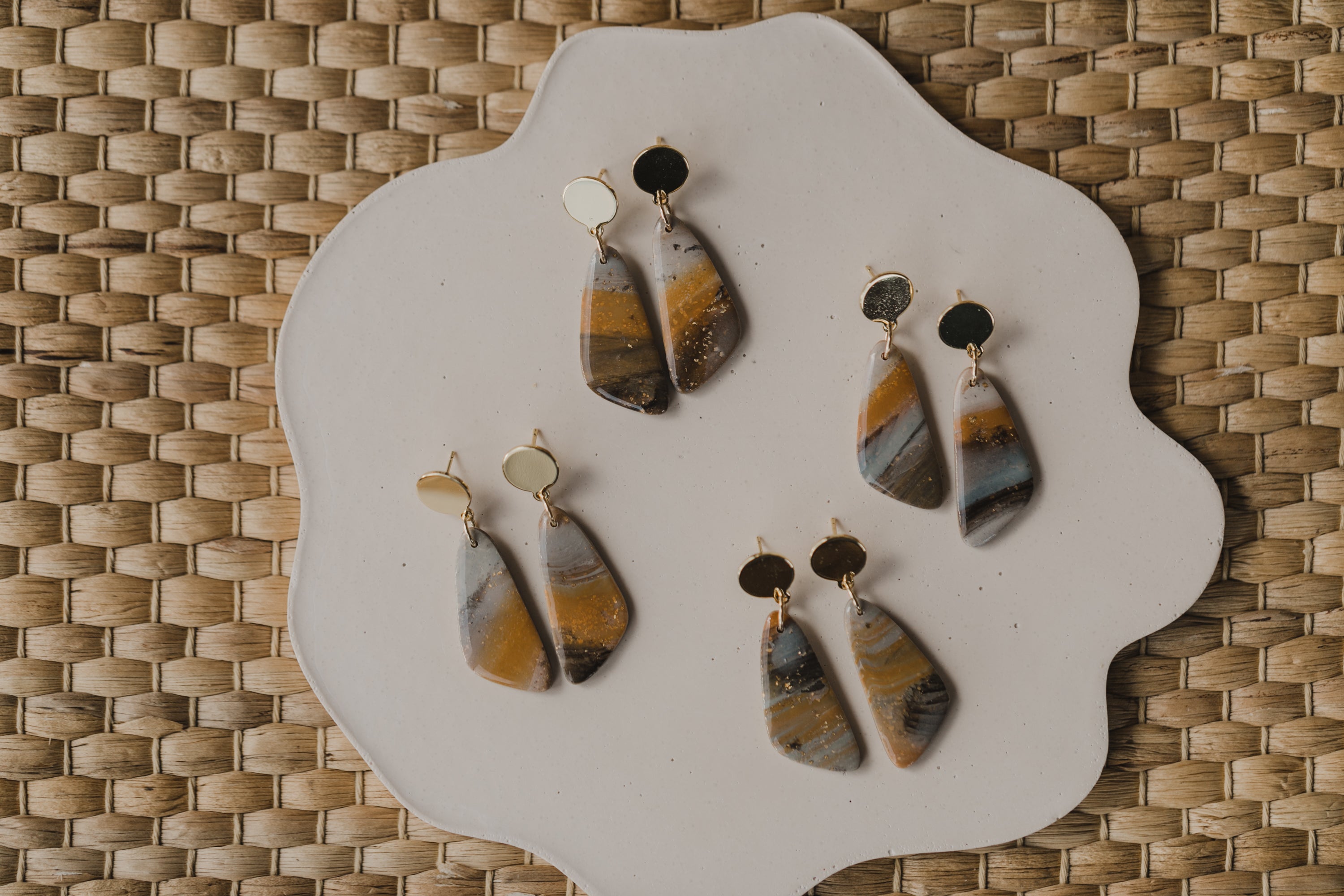 ELIA - dezente braune Ohrringe aus Polymer Ton mit Blattgold