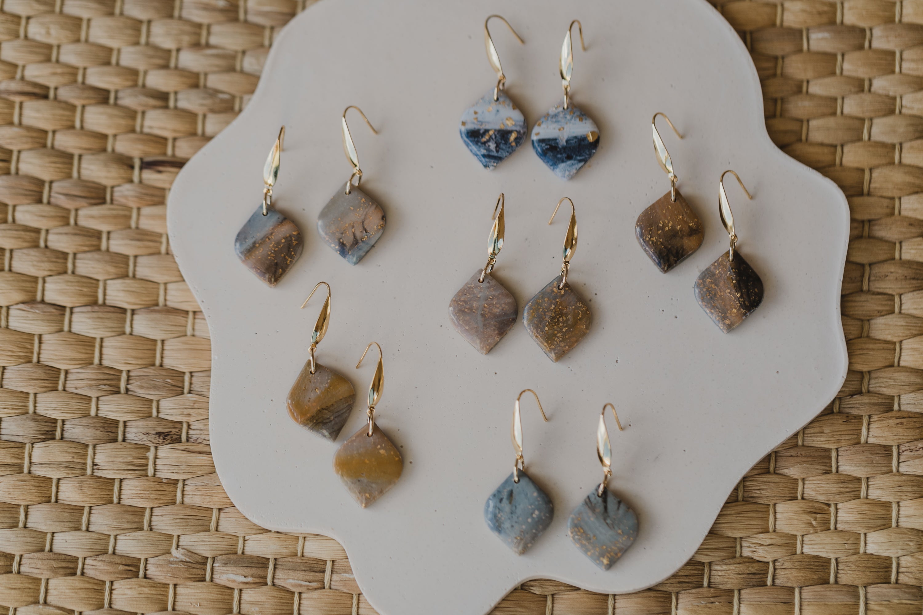 COCO - braune Tropfen Ohrringe aus Polymer Ton mit Blattgold