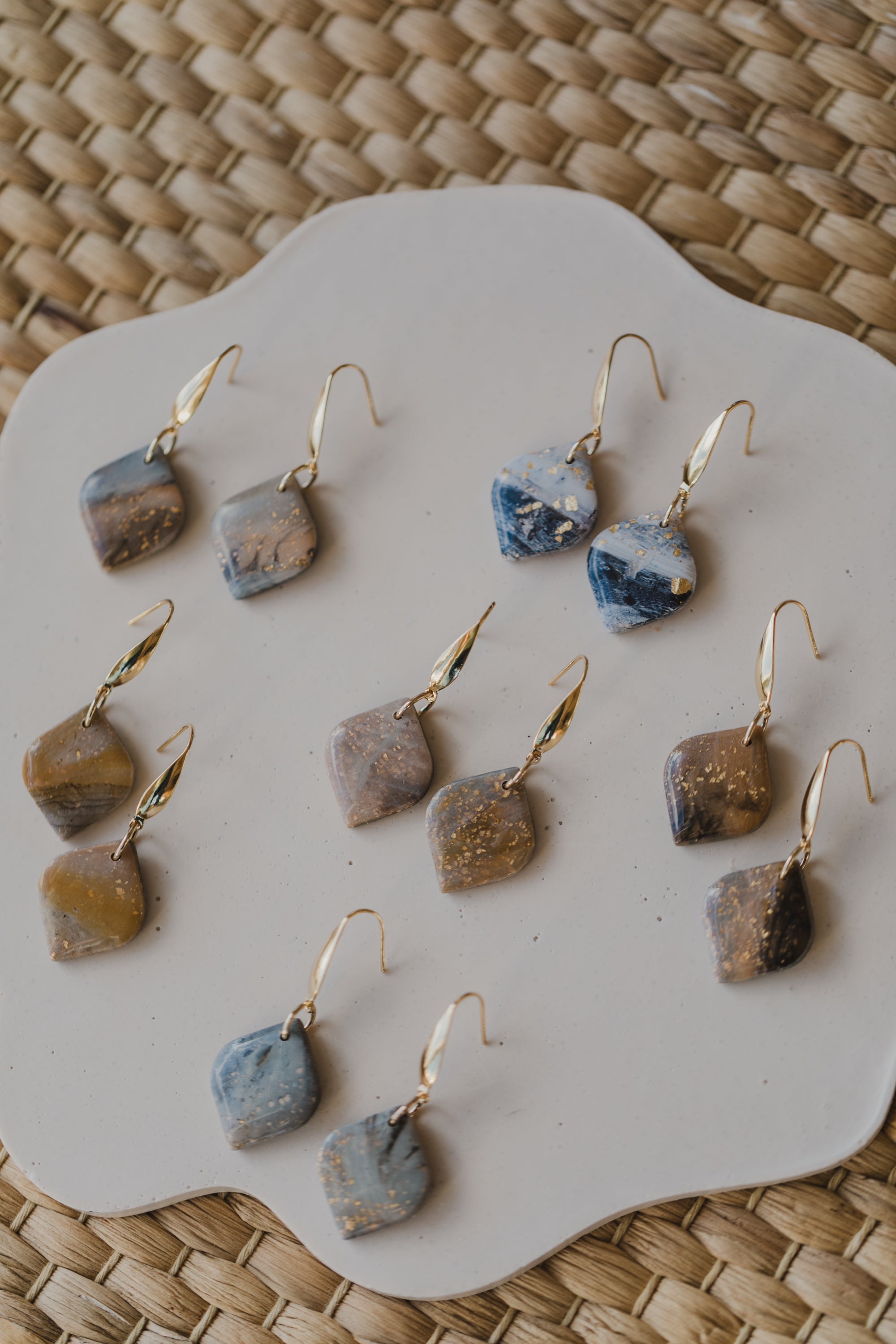 COCO - braune Tropfen Ohrringe aus Polymer Ton mit Blattgold