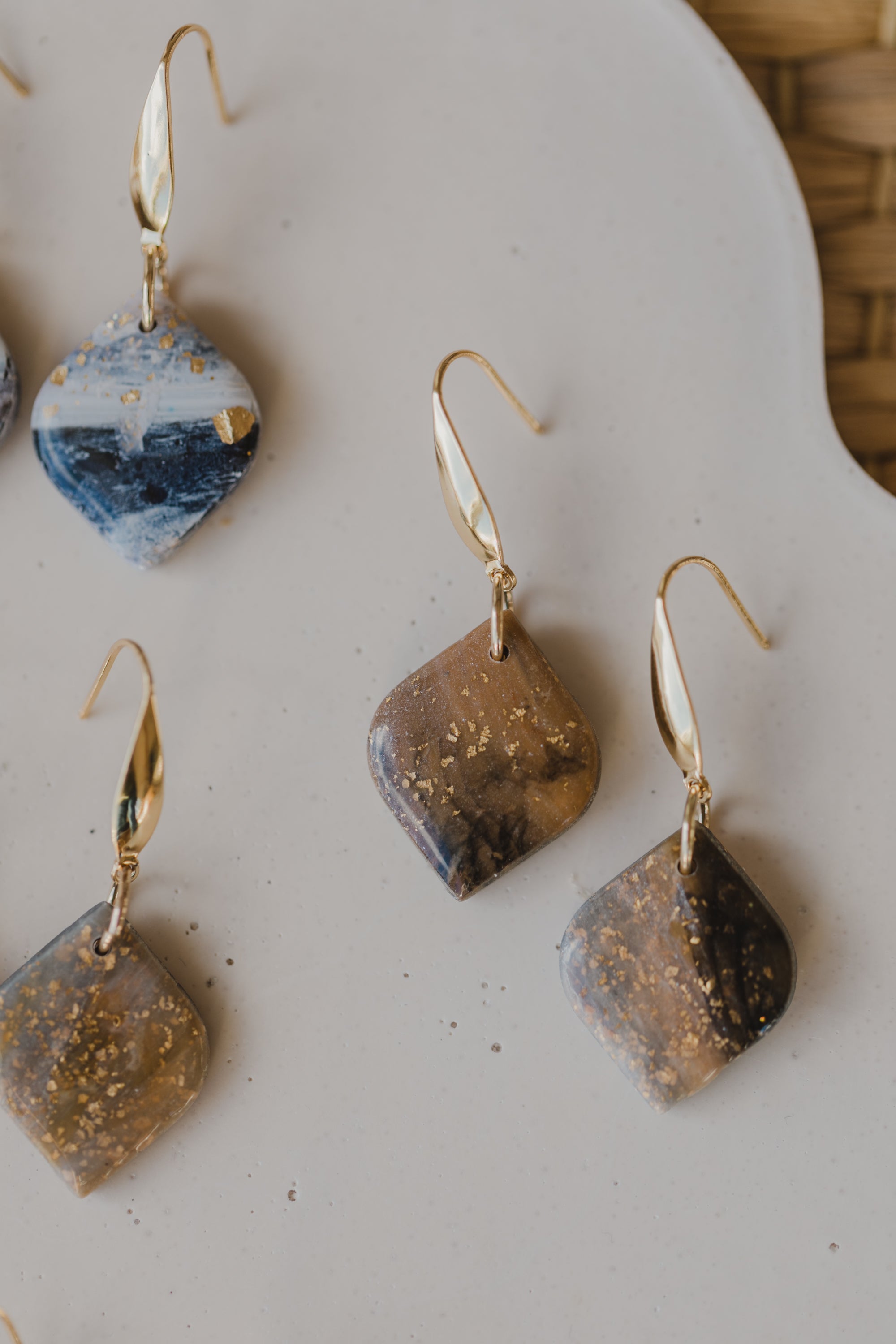 COCO - braune Tropfen Ohrringe aus Polymer Ton mit Blattgold