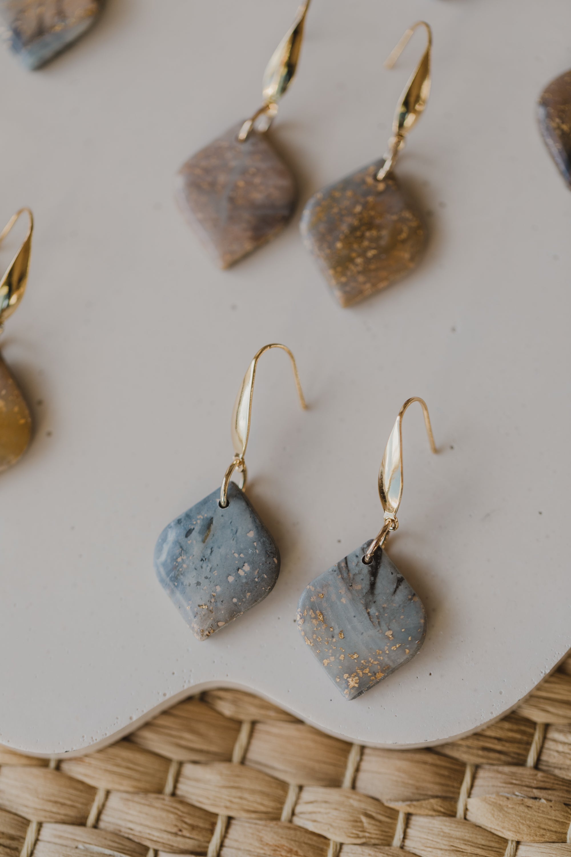 COCO - braune Tropfen Ohrringe aus Polymer Ton mit Blattgold