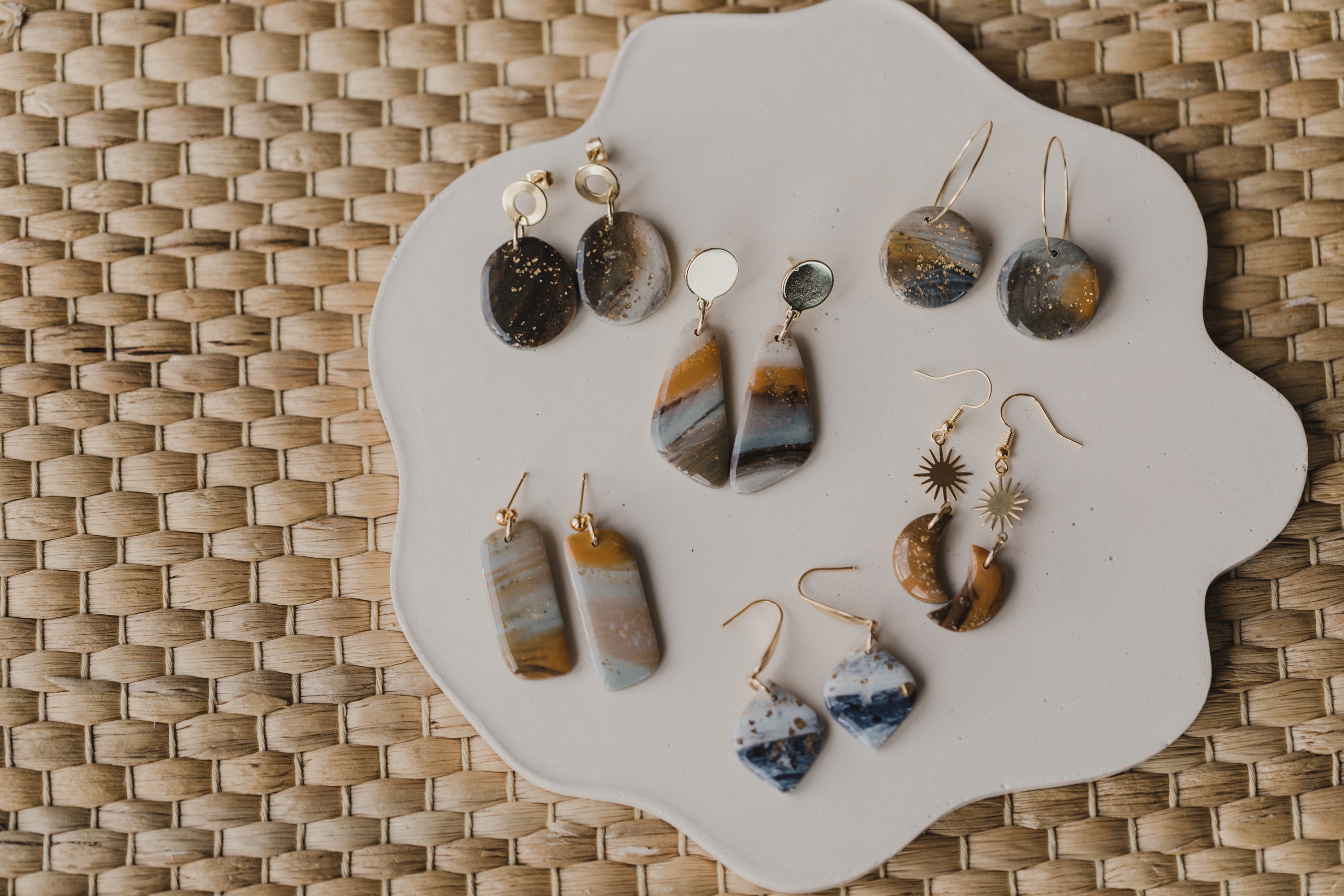 COCO - braune Tropfen Ohrringe aus Polymer Ton mit Blattgold