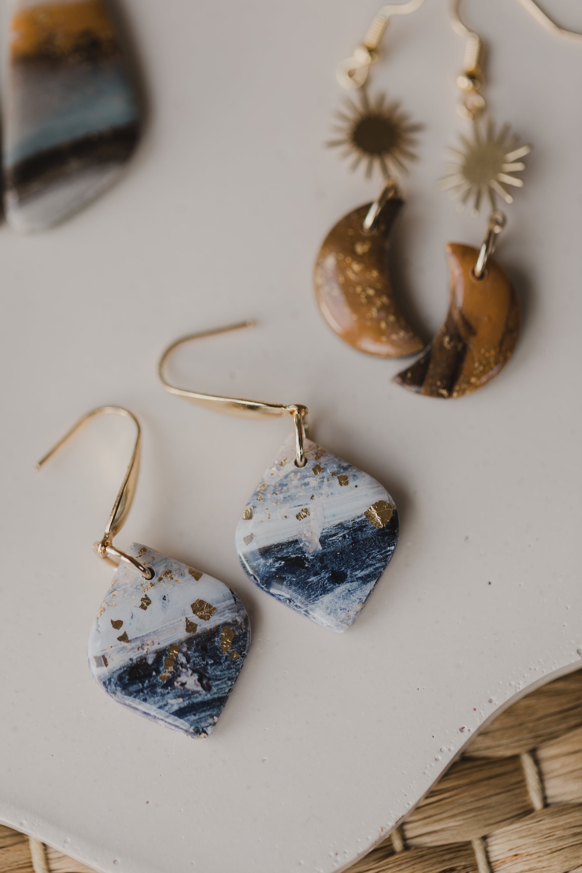 COCO - braune Tropfen Ohrringe aus Polymer Ton mit Blattgold