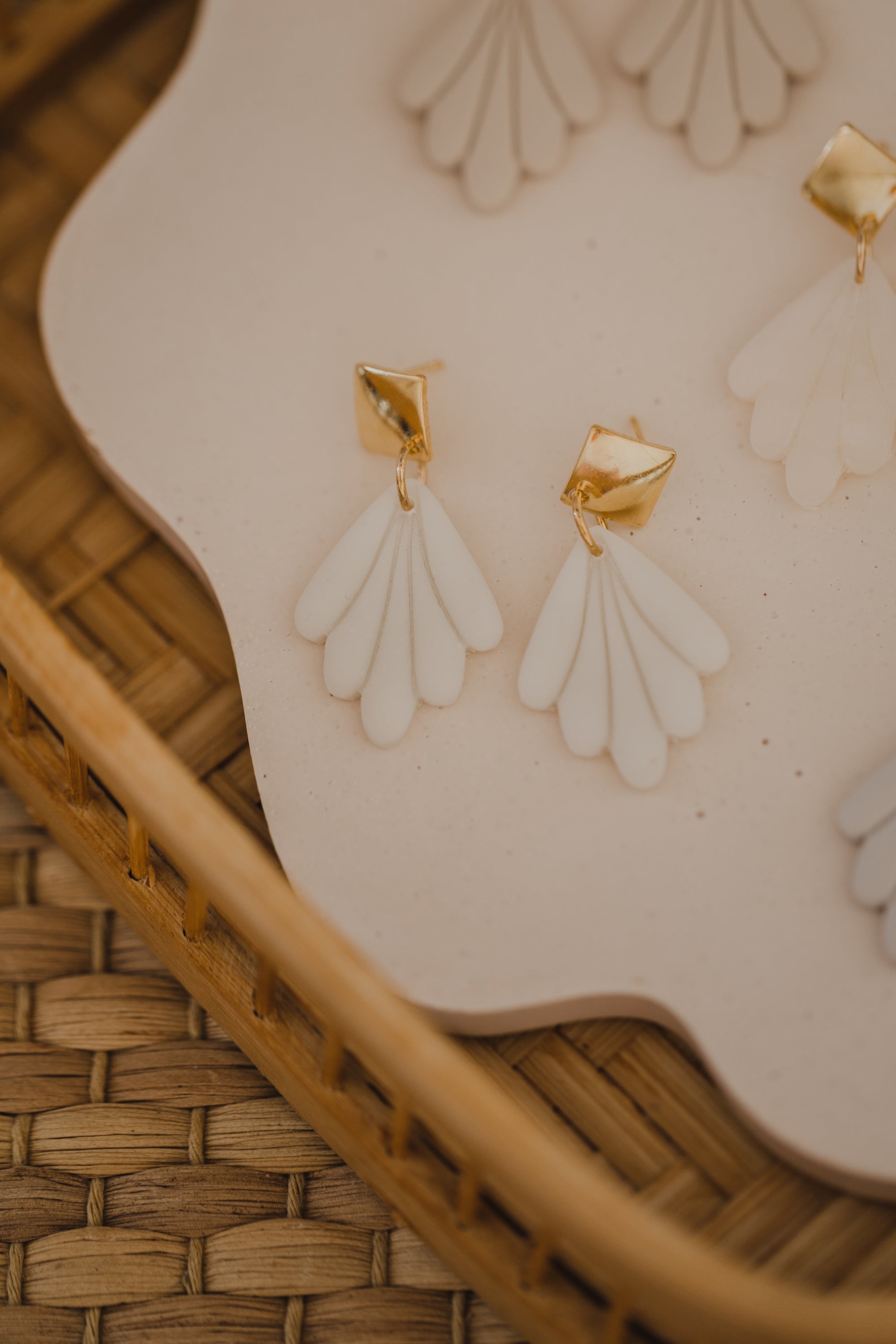 COLANA - helle Ohrringe aus Polymer Ton in Blütenform