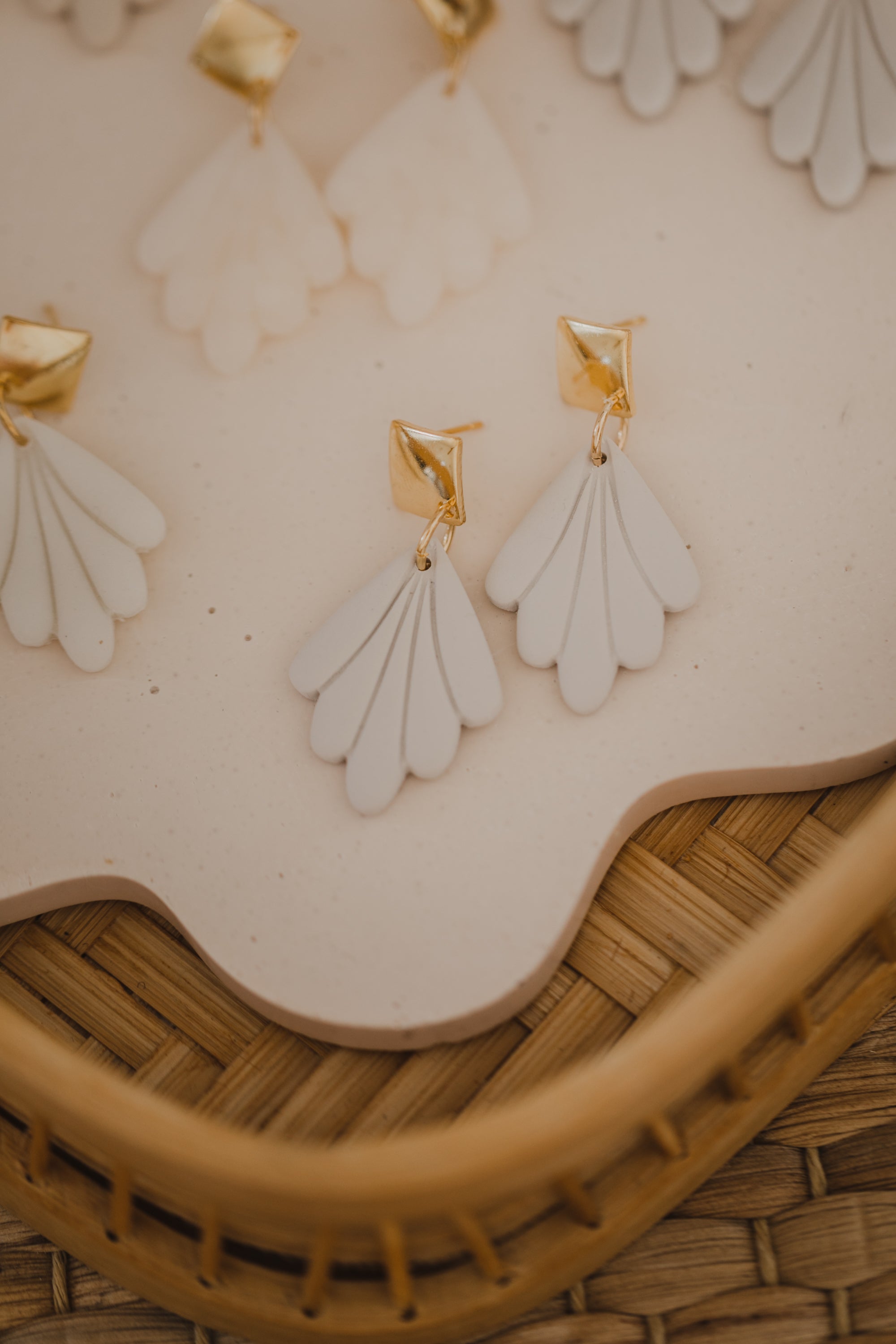 COLANA - helle Ohrringe aus Polymer Ton in Blütenform