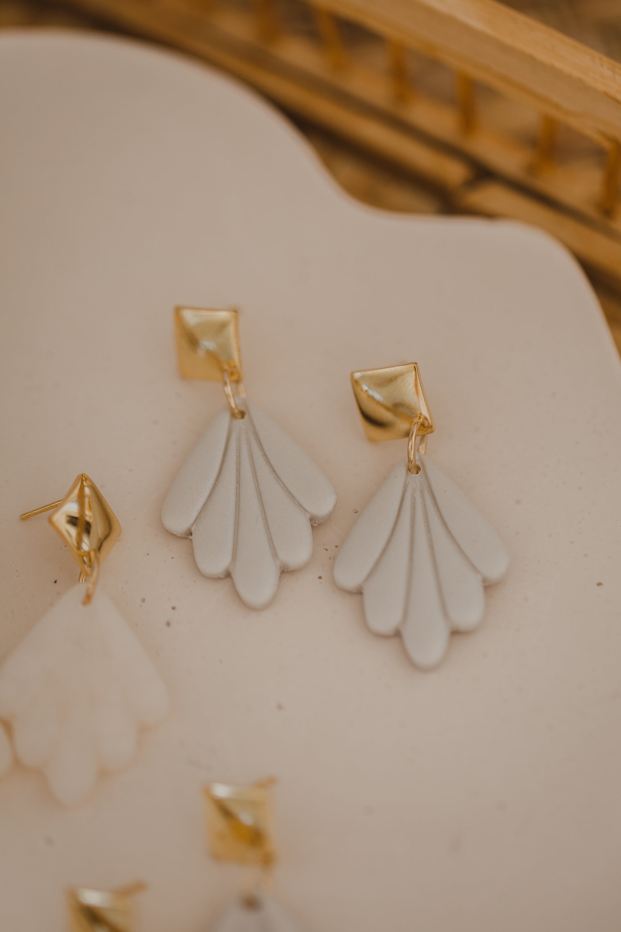 COLANA - helle Ohrringe aus Polymer Ton in Blütenform