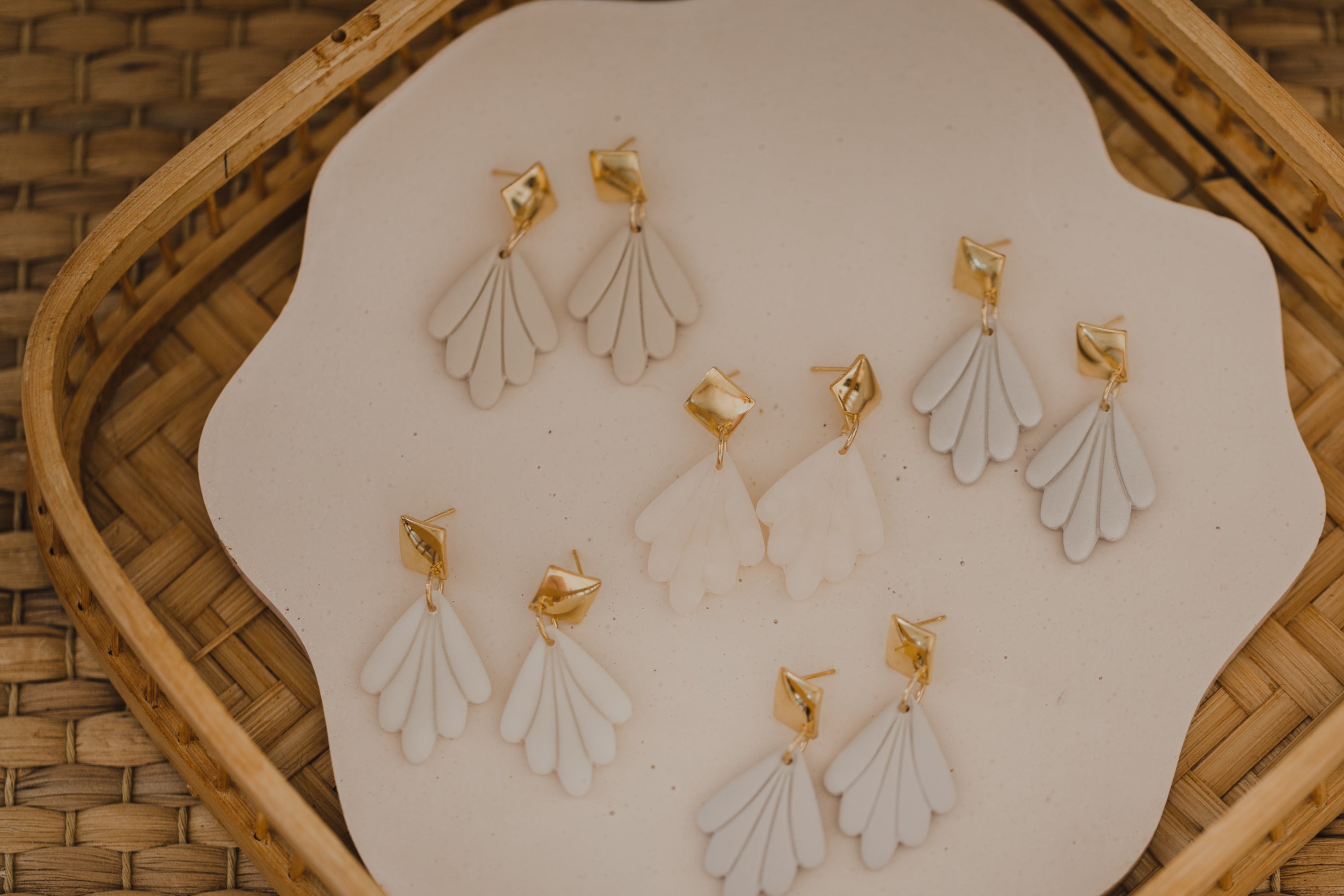 COLANA - helle Ohrringe aus Polymer Ton in Blütenform