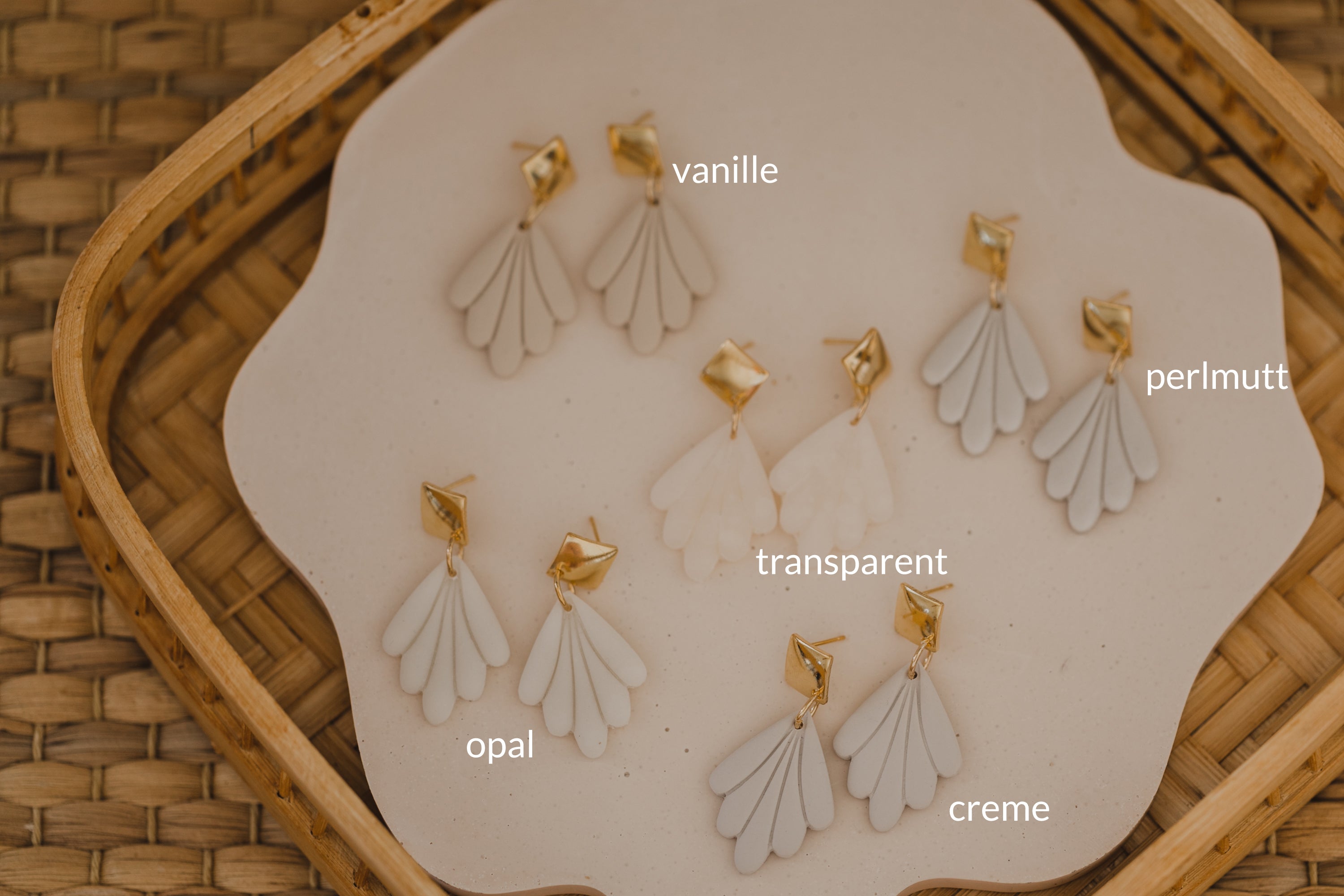 COLANA - helle Ohrringe aus Polymer Ton in Blütenform