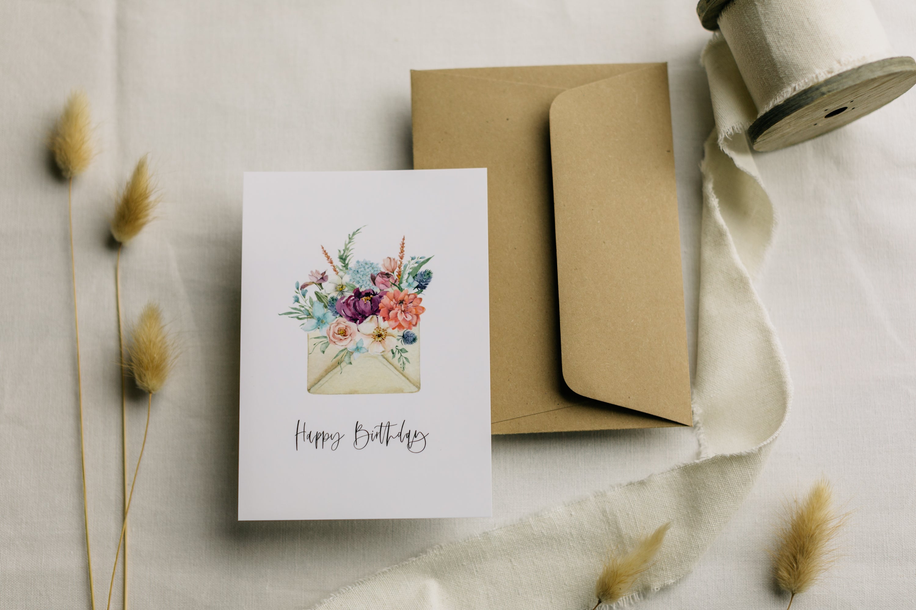 Postkarte Briefumschlag mit Blumen mit dem Aufdruck "Happy Birthday"