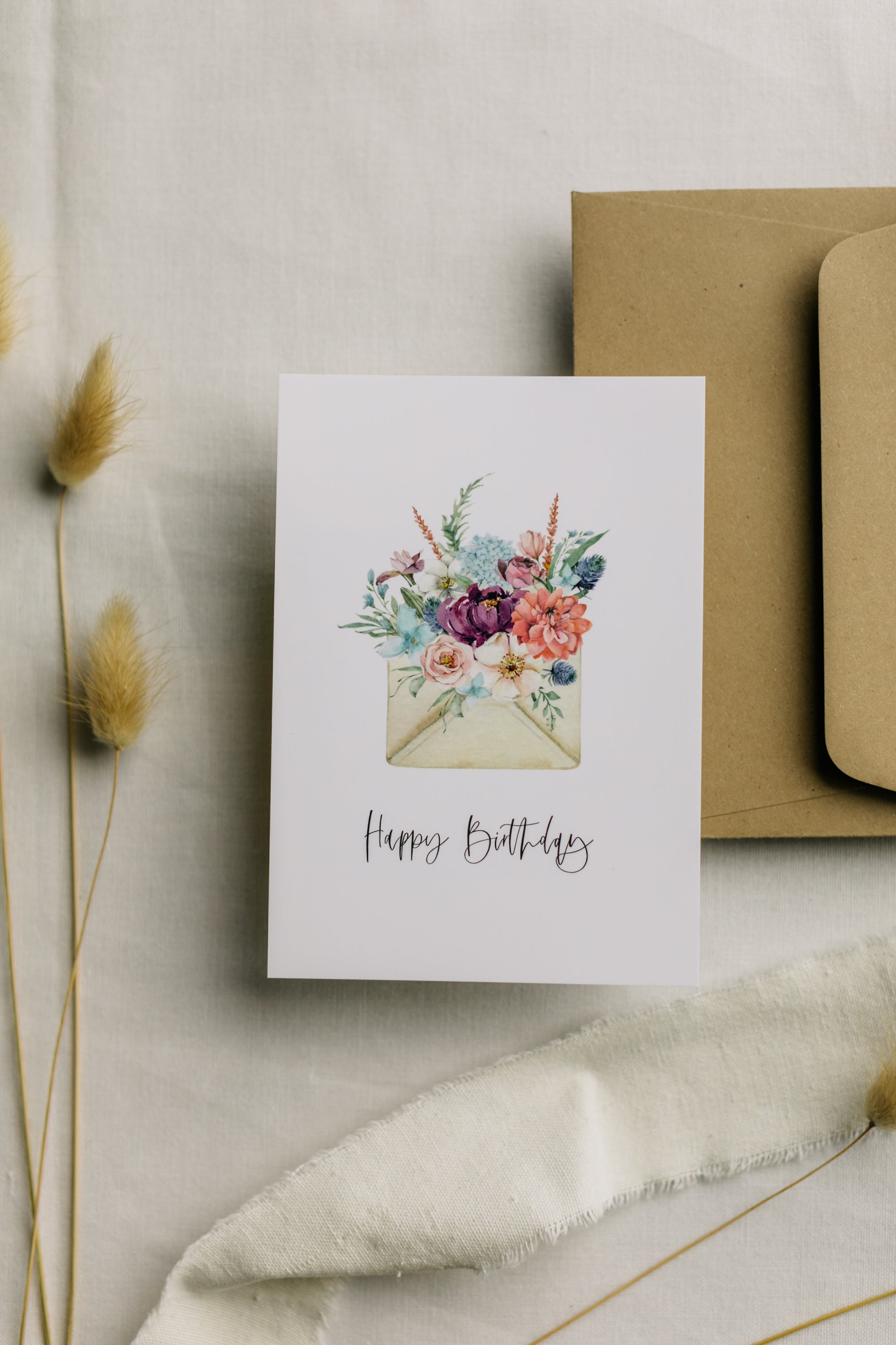 Postkarte Briefumschlag mit Blumen mit dem Aufdruck "Happy Birthday"