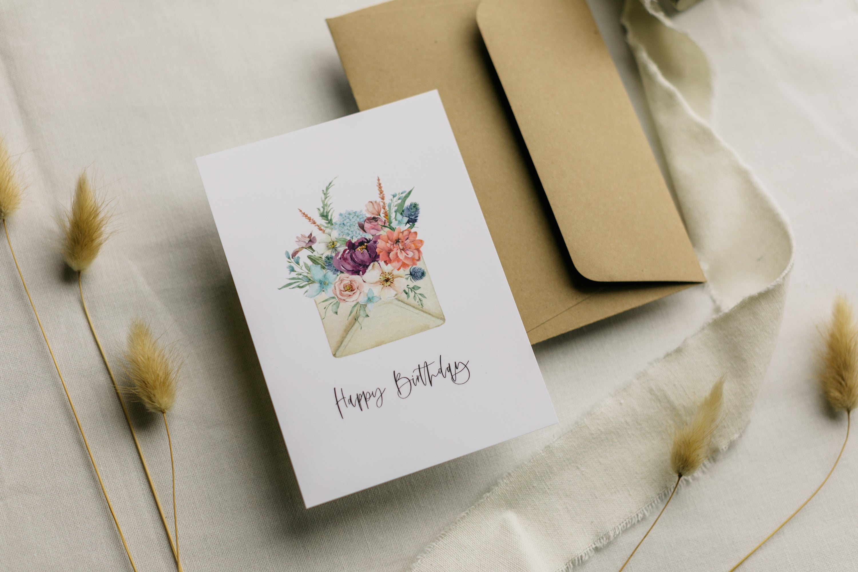 Postkarte Briefumschlag mit Blumen mit dem Aufdruck "Happy Birthday"