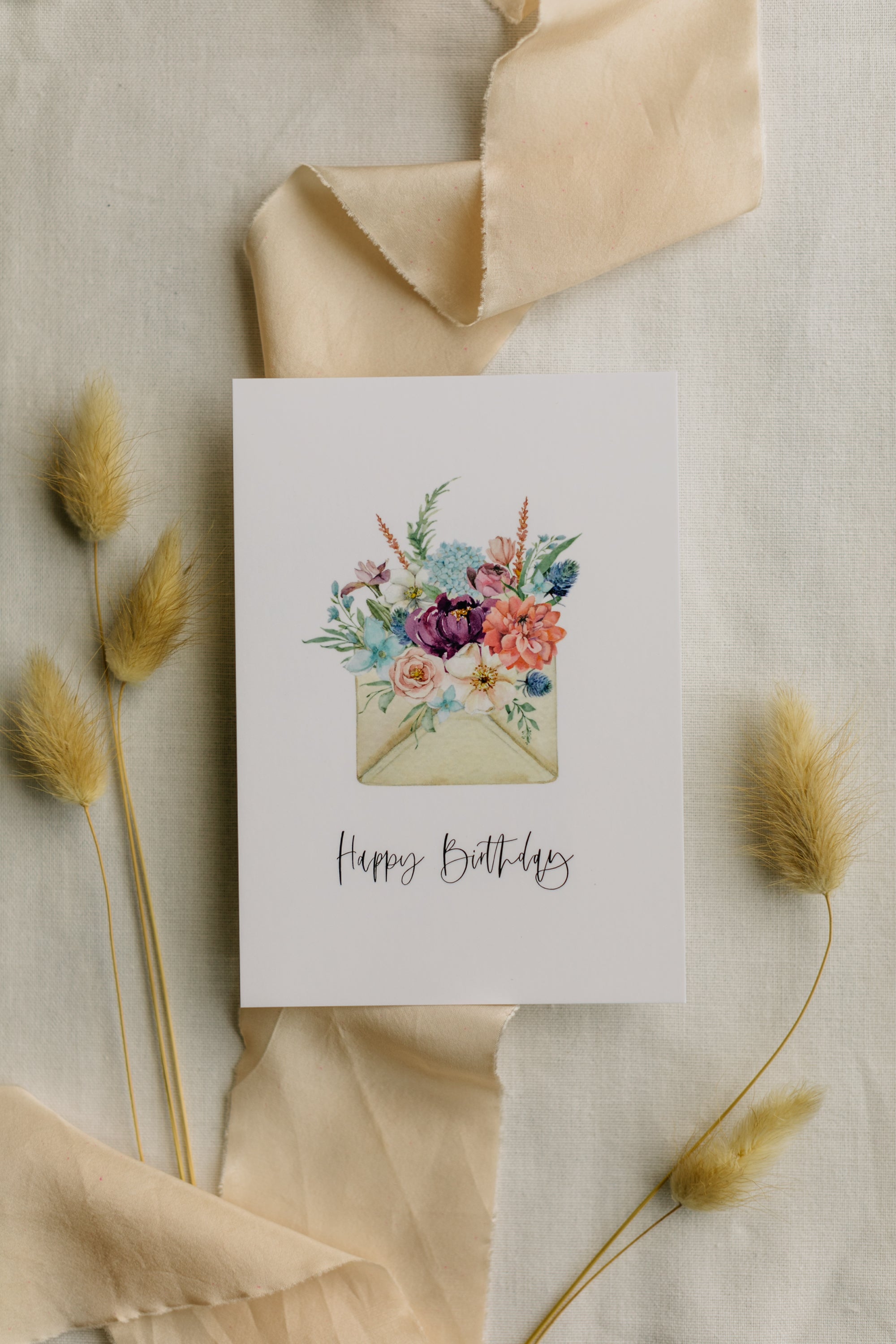 Postkarte Briefumschlag mit Blumen mit dem Aufdruck "Happy Birthday"