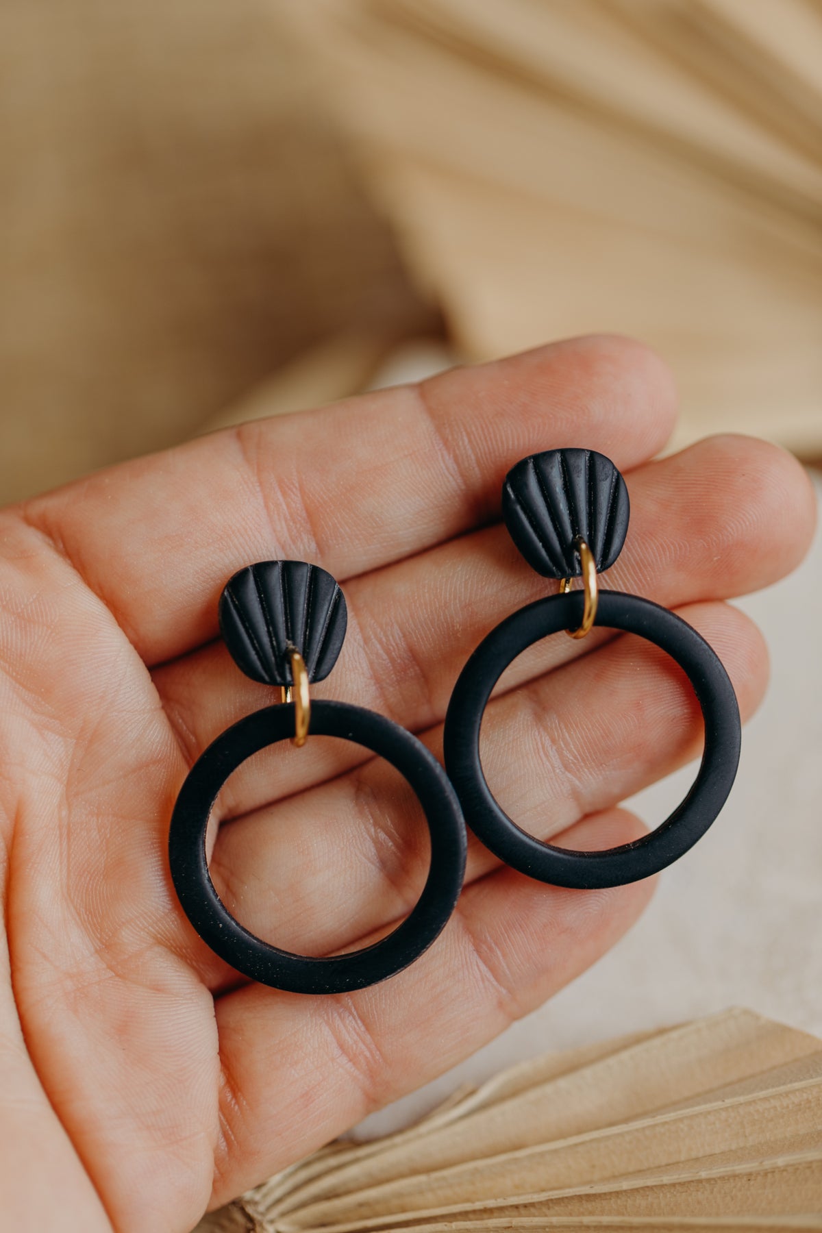CAMILLE - schwarze Polymer Ton Ohrringe mit Muschel Ohrstecker