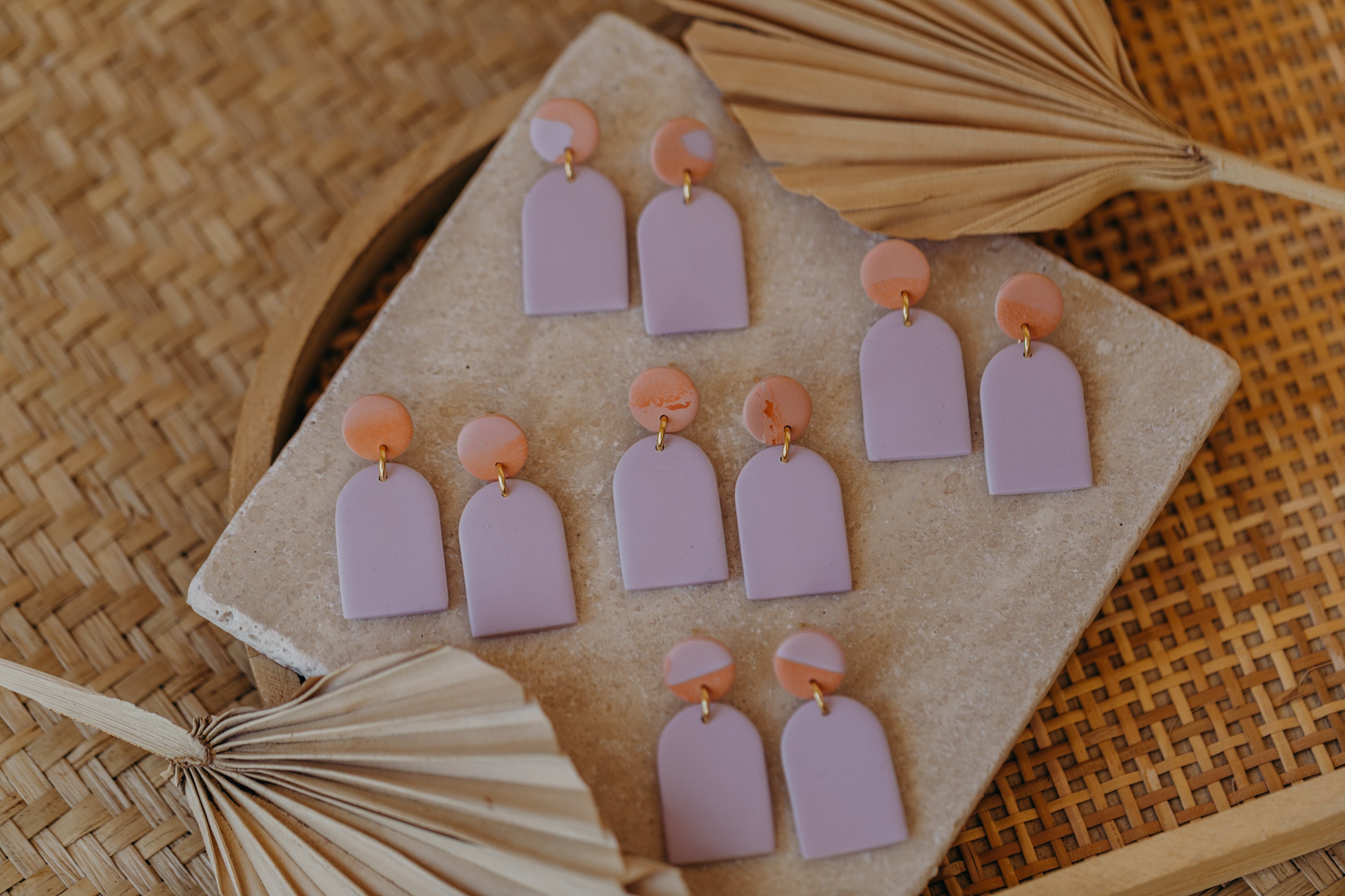 CAROL - Bogen Ohrringe aus Polymer Ton in Pastell Lila, Peach und Orange