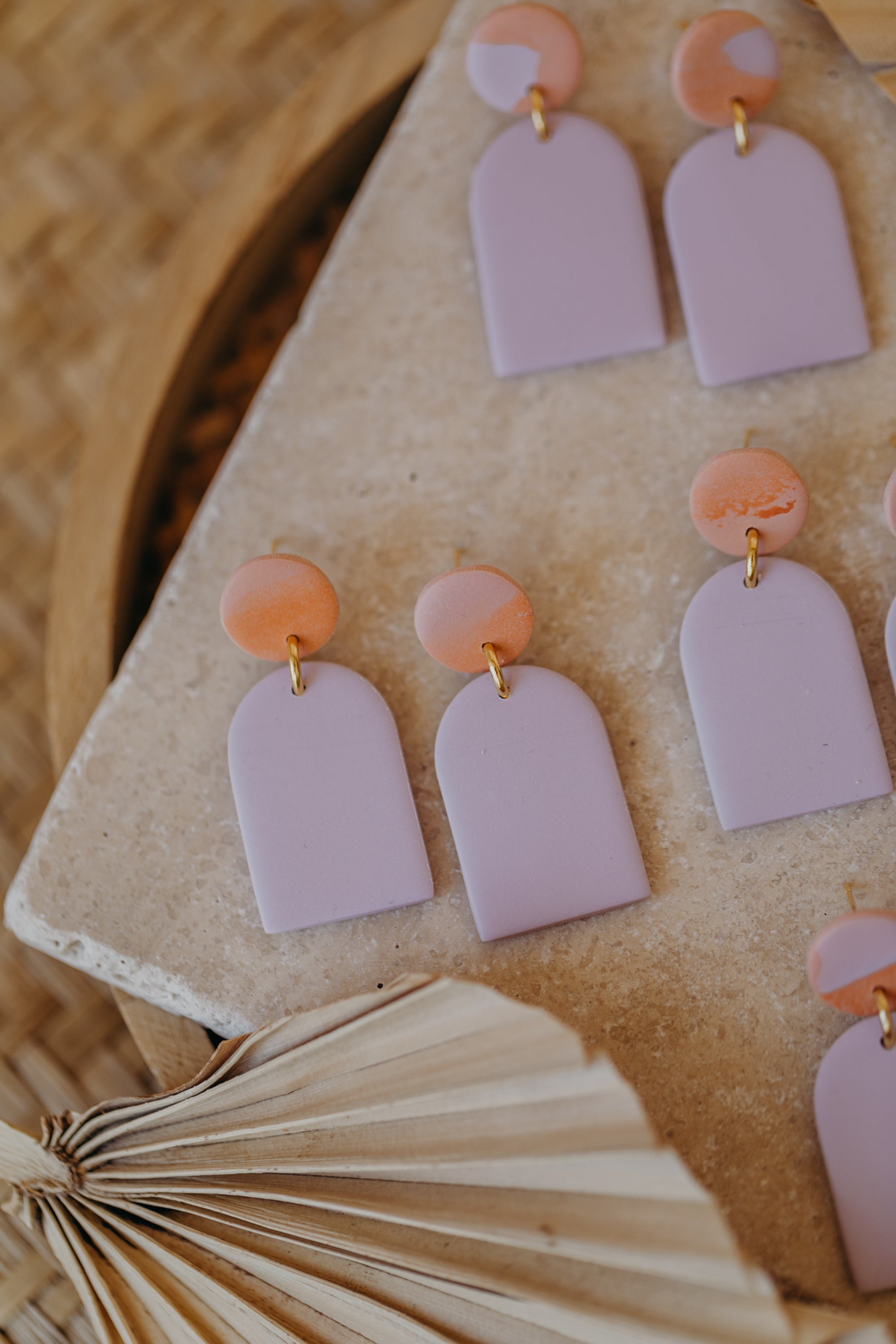 CAROL - Bogen Ohrringe aus Polymer Ton in Pastell Lila, Peach und Orange