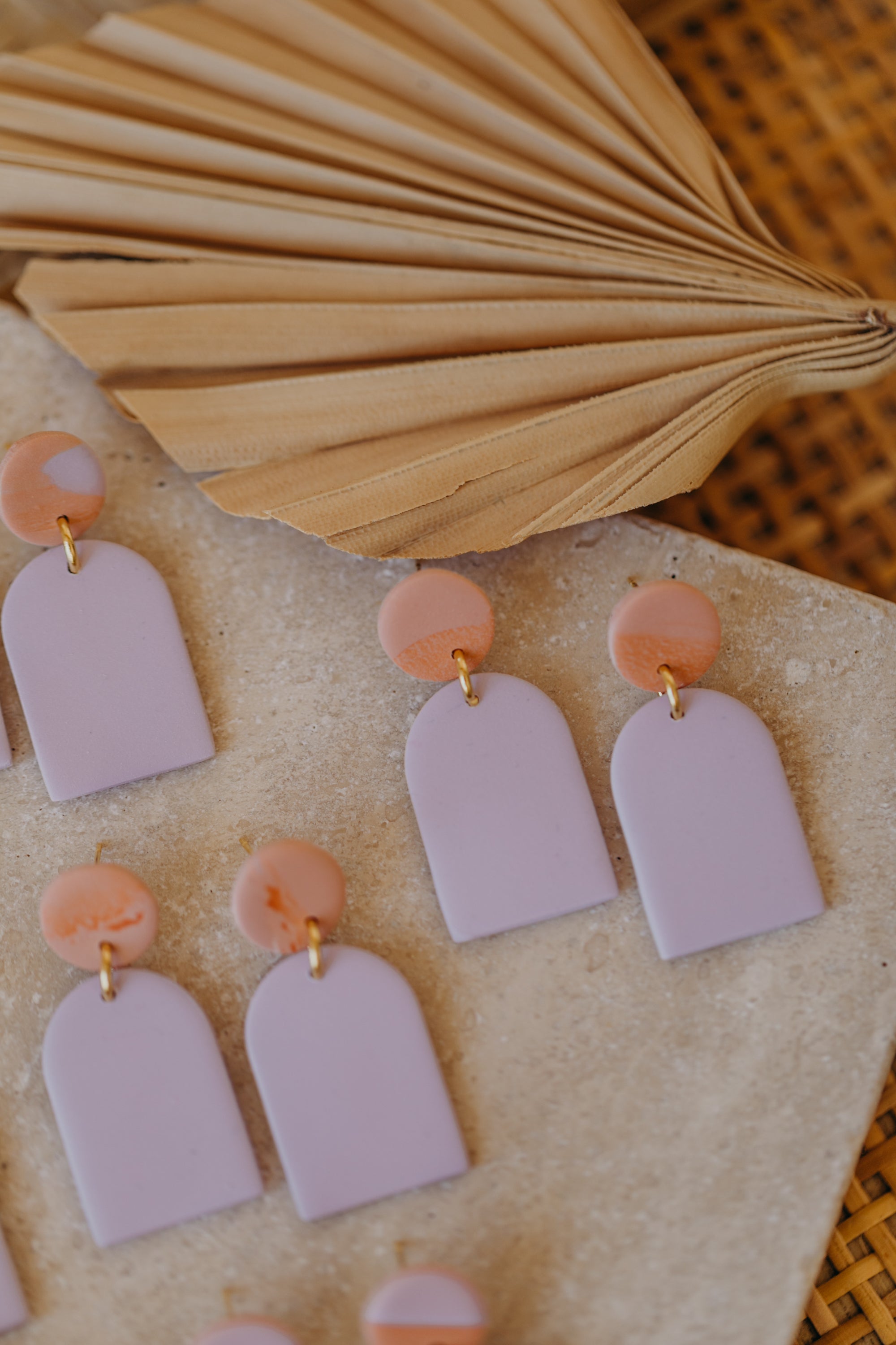 CAROL - Bogen Ohrringe aus Polymer Ton in Pastell Lila, Peach und Orange