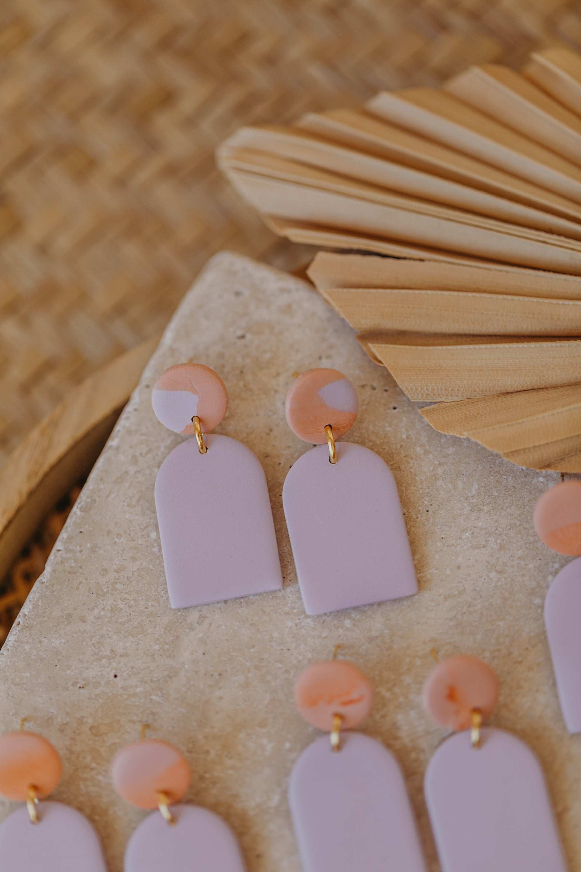 CAROL - Bogen Ohrringe aus Polymer Ton in Pastell Lila, Peach und Orange