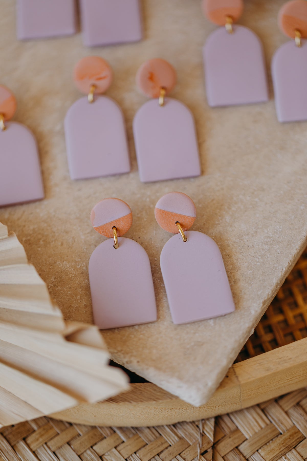 CAROL - Bogen Ohrringe aus Polymer Ton in Pastell Lila, Peach und Orange
