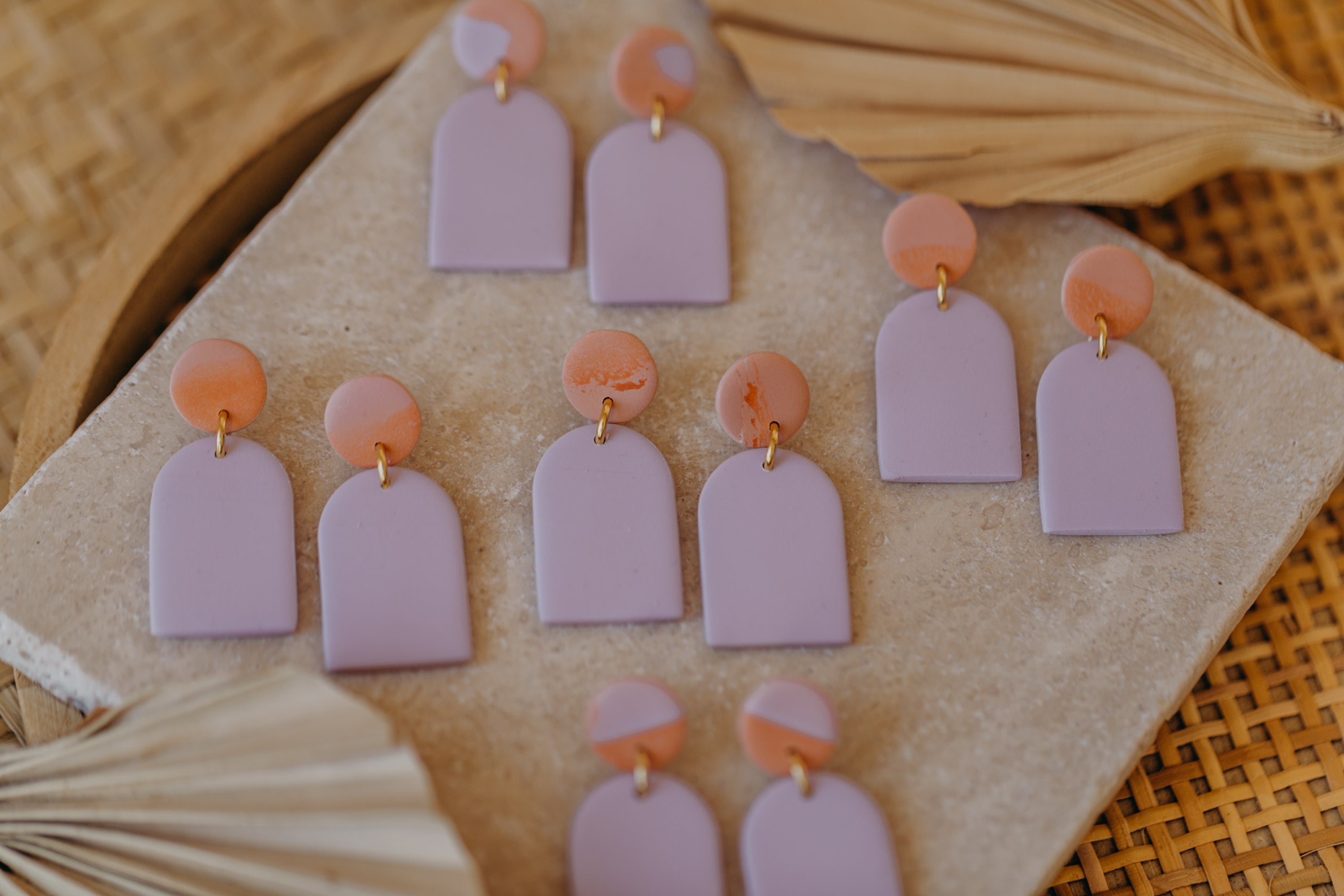 CAROL - Bogen Ohrringe aus Polymer Ton in Pastell Lila, Peach und Orange