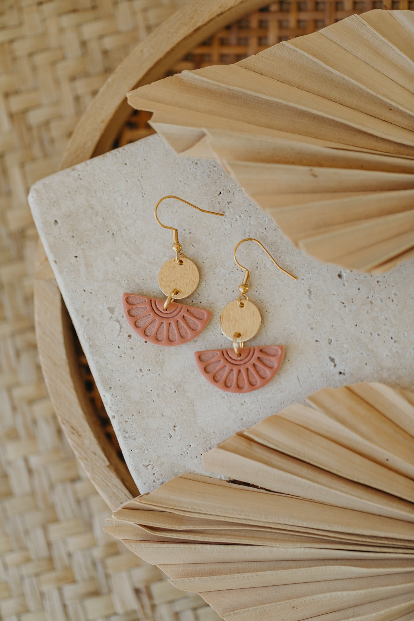 CLOE - runde Ohrringe mit Muster in hellem Terrakotta