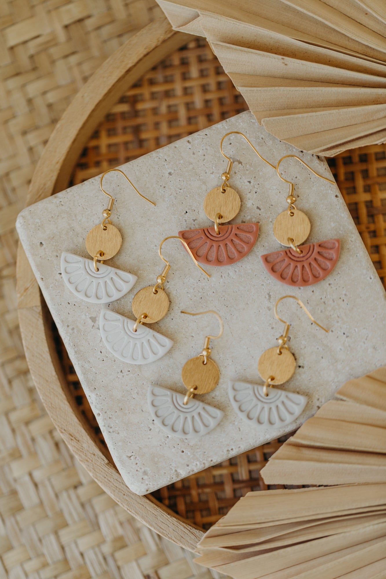 CLOE - runde Ohrringe mit Muster in hellem Terrakotta