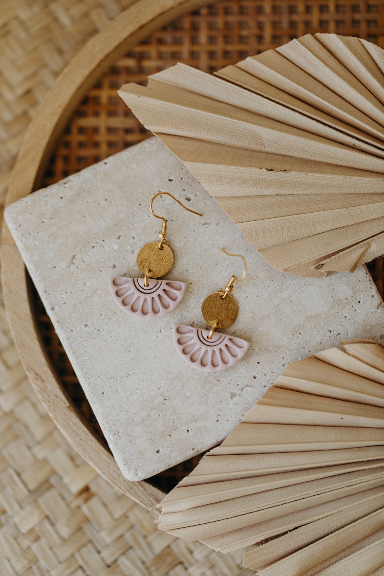 CLOE - runde Ohrringe mit Muster in rosa