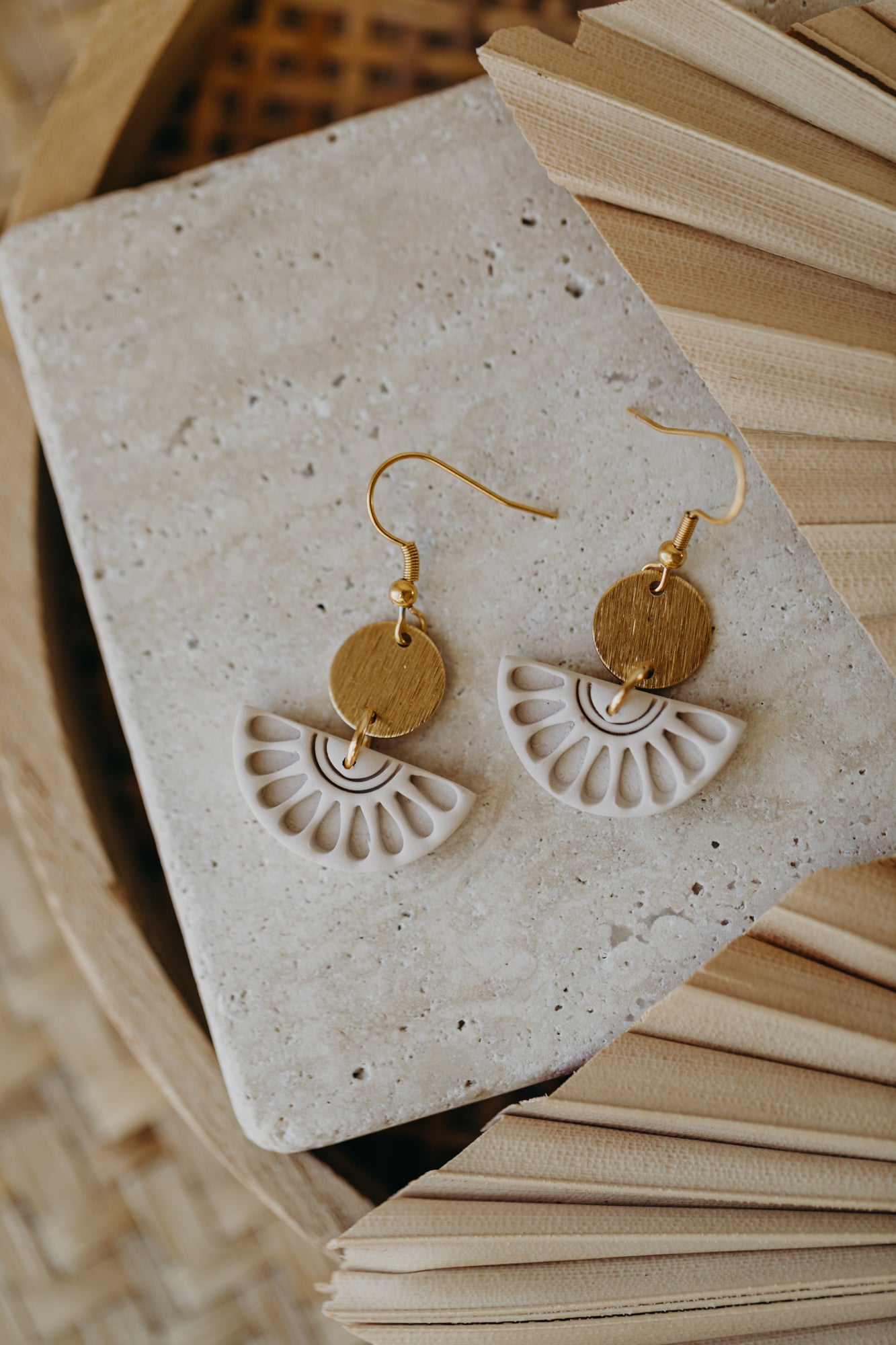 CLOE - runde Ohrringe mit Muster in vanille