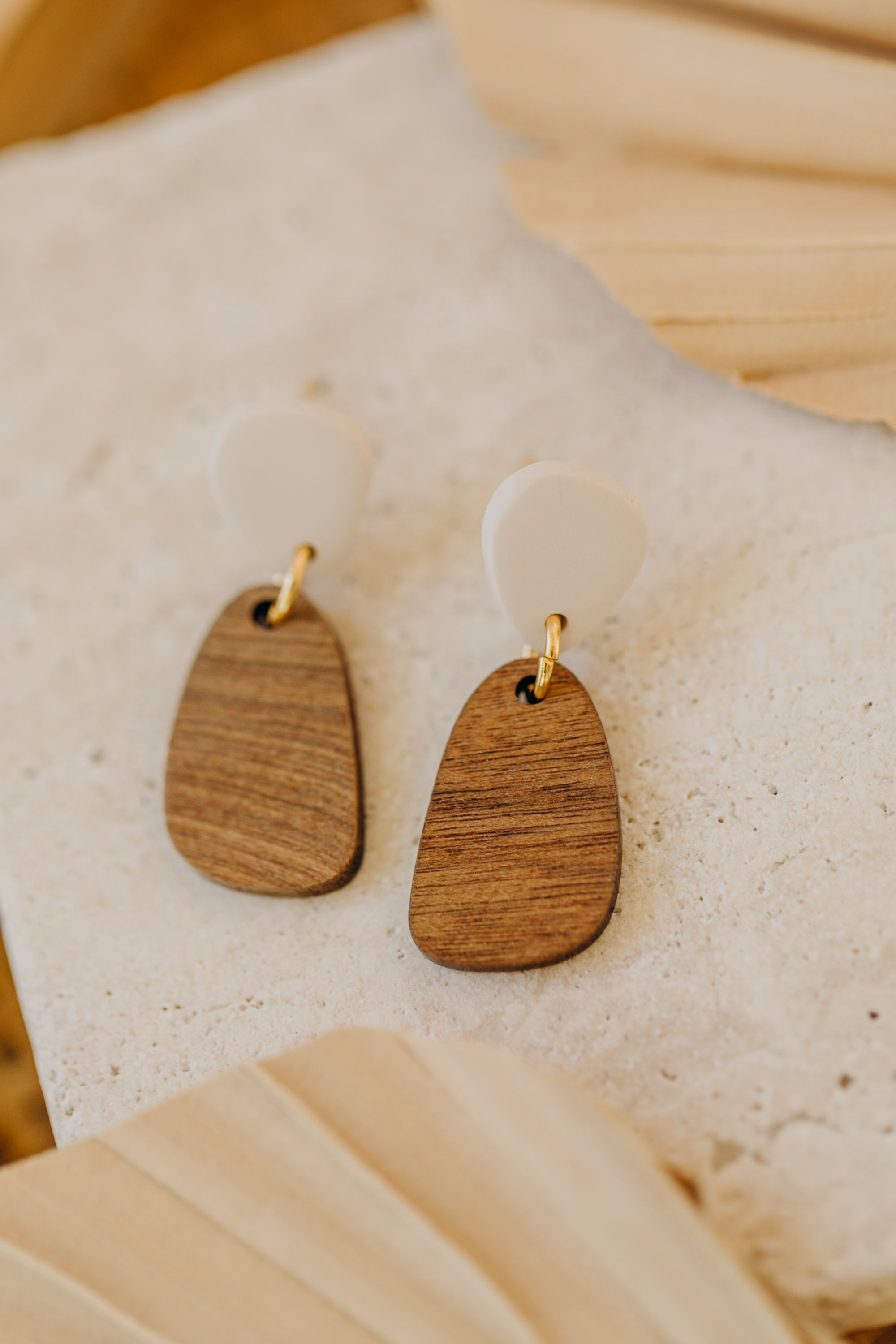 CORA - dreieckige Polymer Ton Ohrringe in Vanille mit Holzanhänger