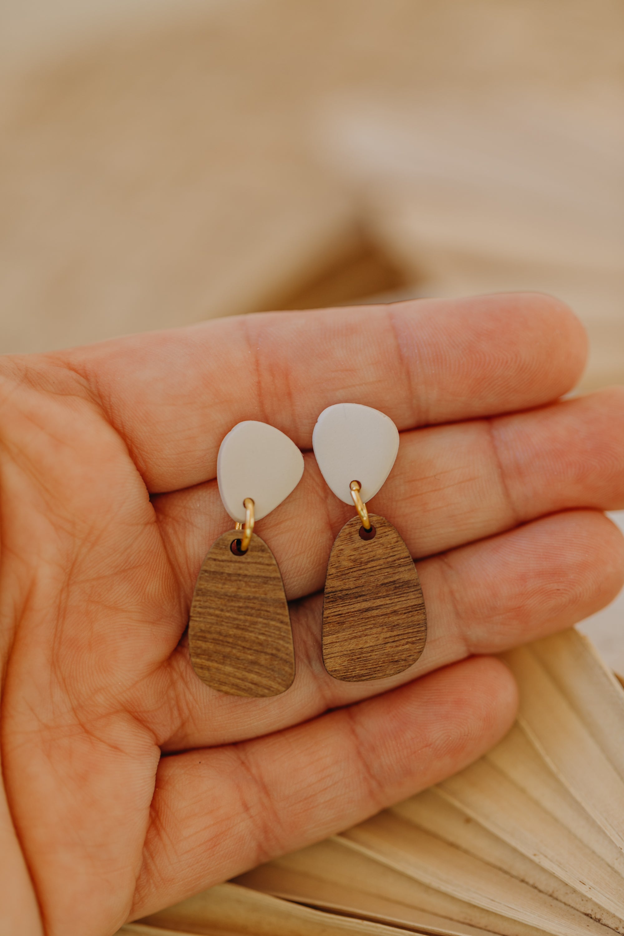 CORA - dreieckige Polymer Ton Ohrringe in Vanille mit Holzanhänger