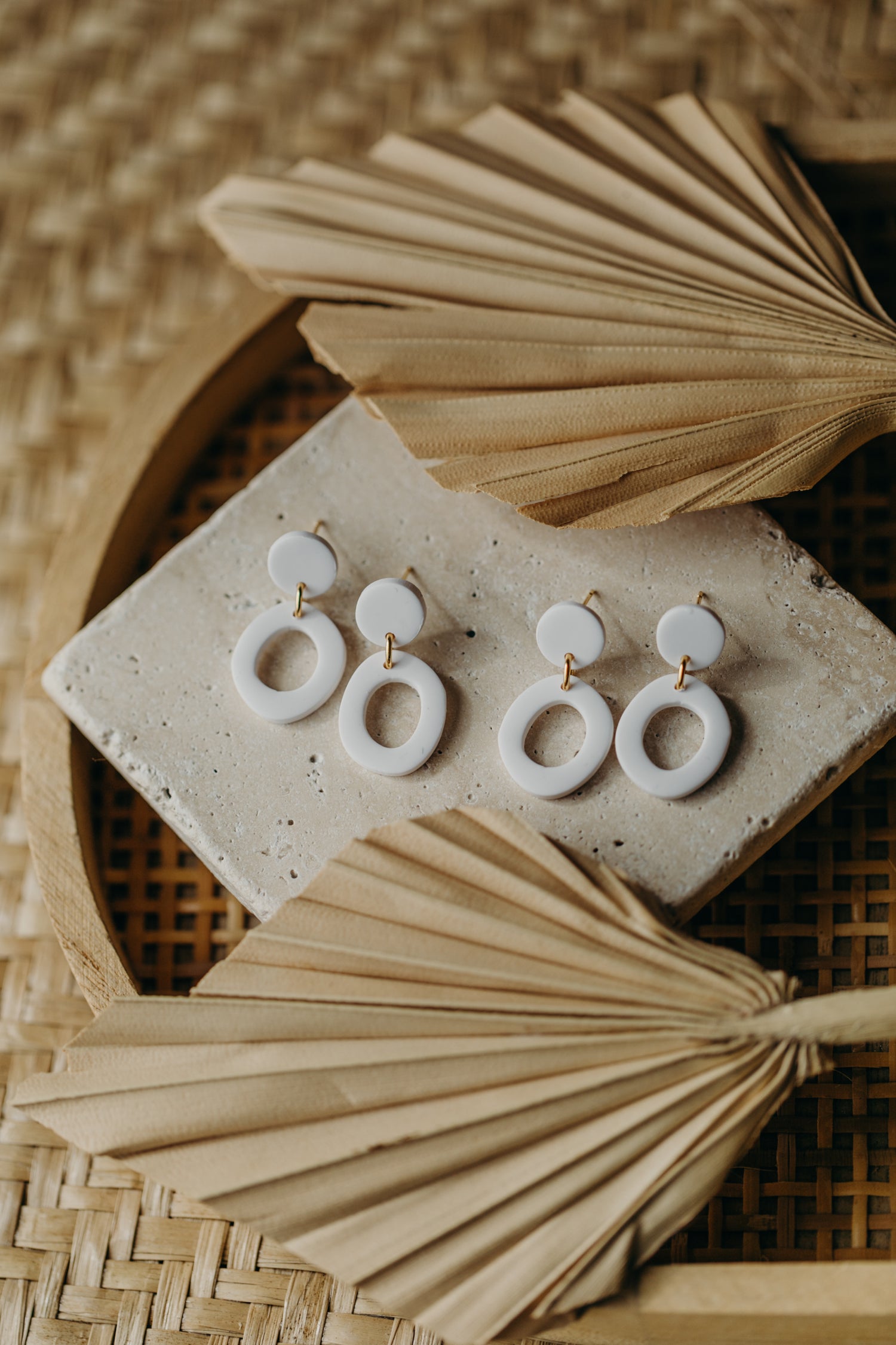 COSMA - kleine ovale weiße Polymer Ton Ohrringe