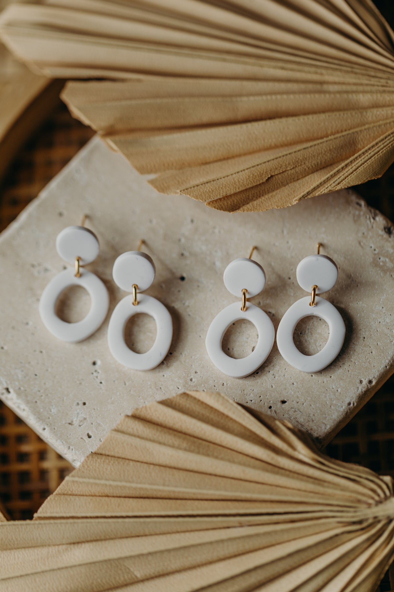 COSMA - kleine ovale weiße Polymer Ton Ohrringe