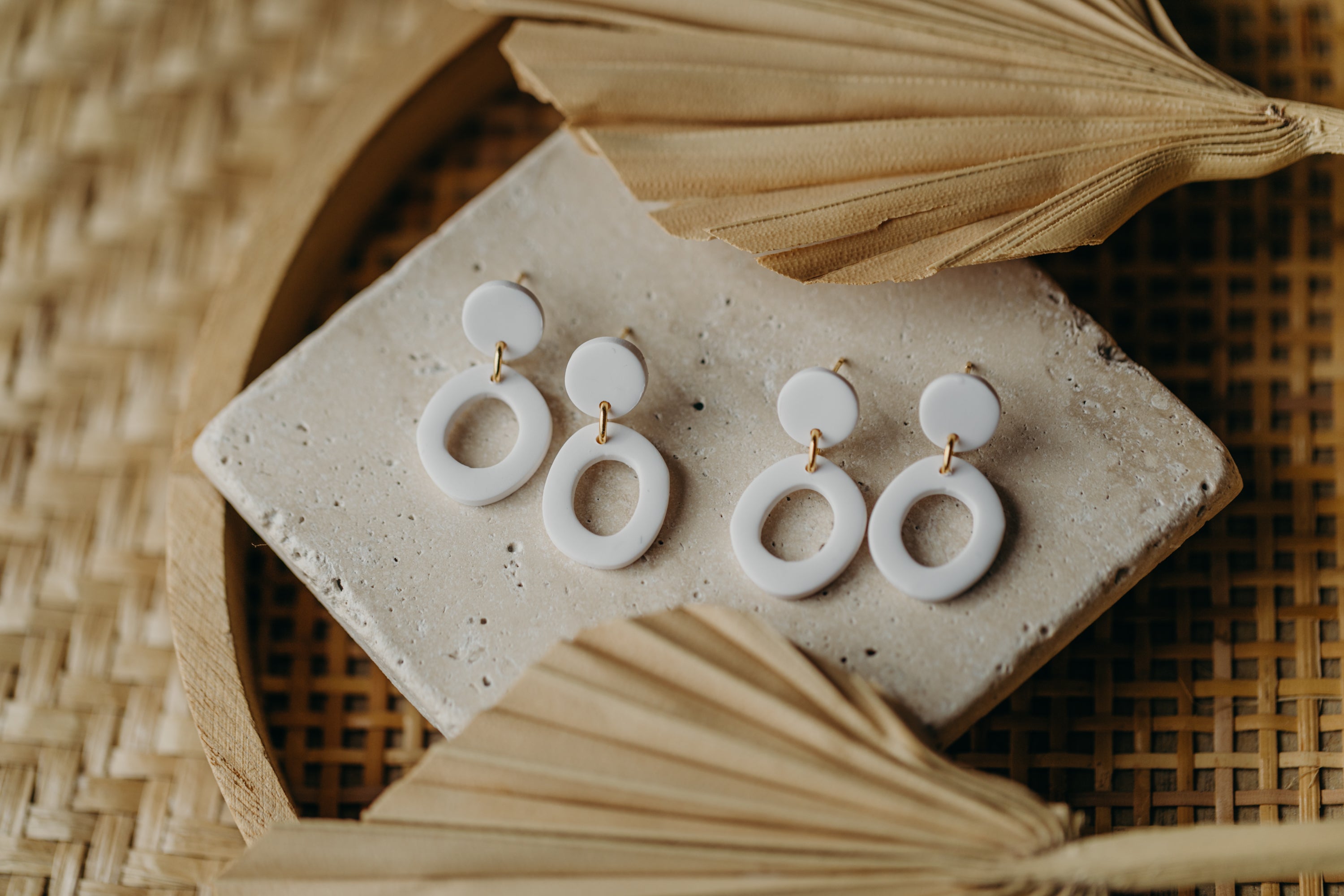 COSMA - kleine ovale weiße Polymer Ton Ohrringe