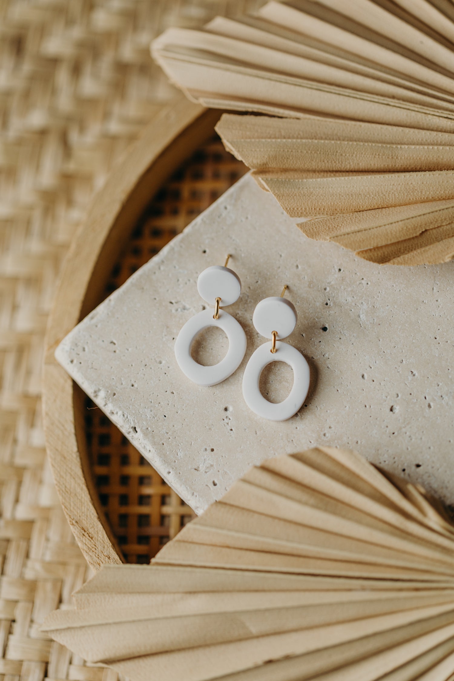 COSMA - kleine ovale weiße Polymer Ton Ohrringe