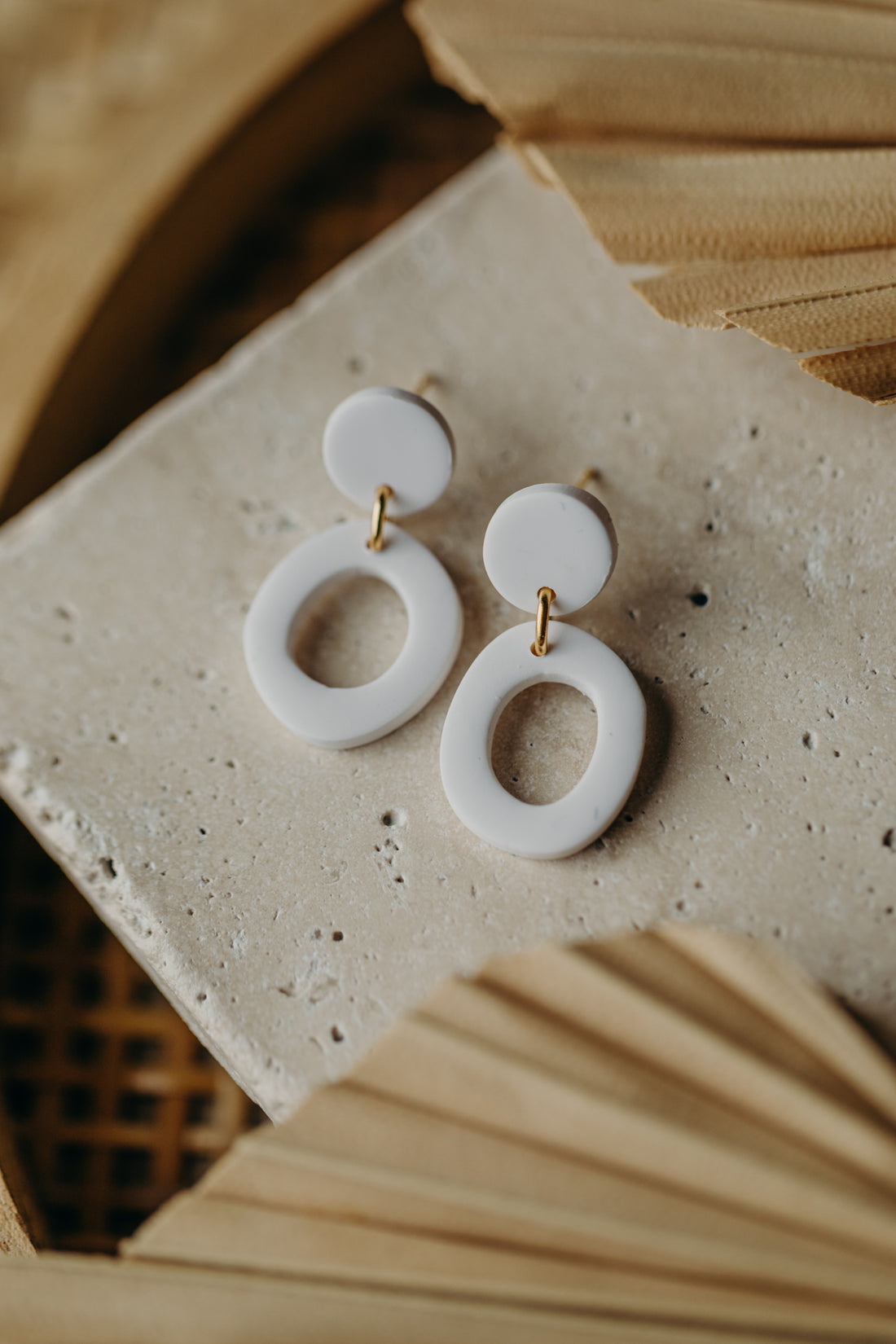 COSMA - kleine ovale weiße Polymer Ton Ohrringe