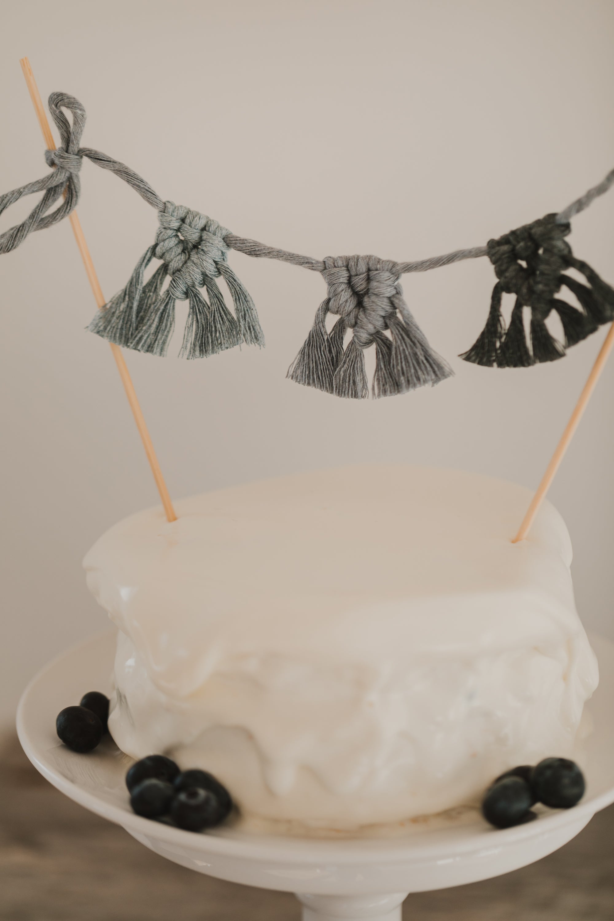 Makramee Caketopper in Blautönen