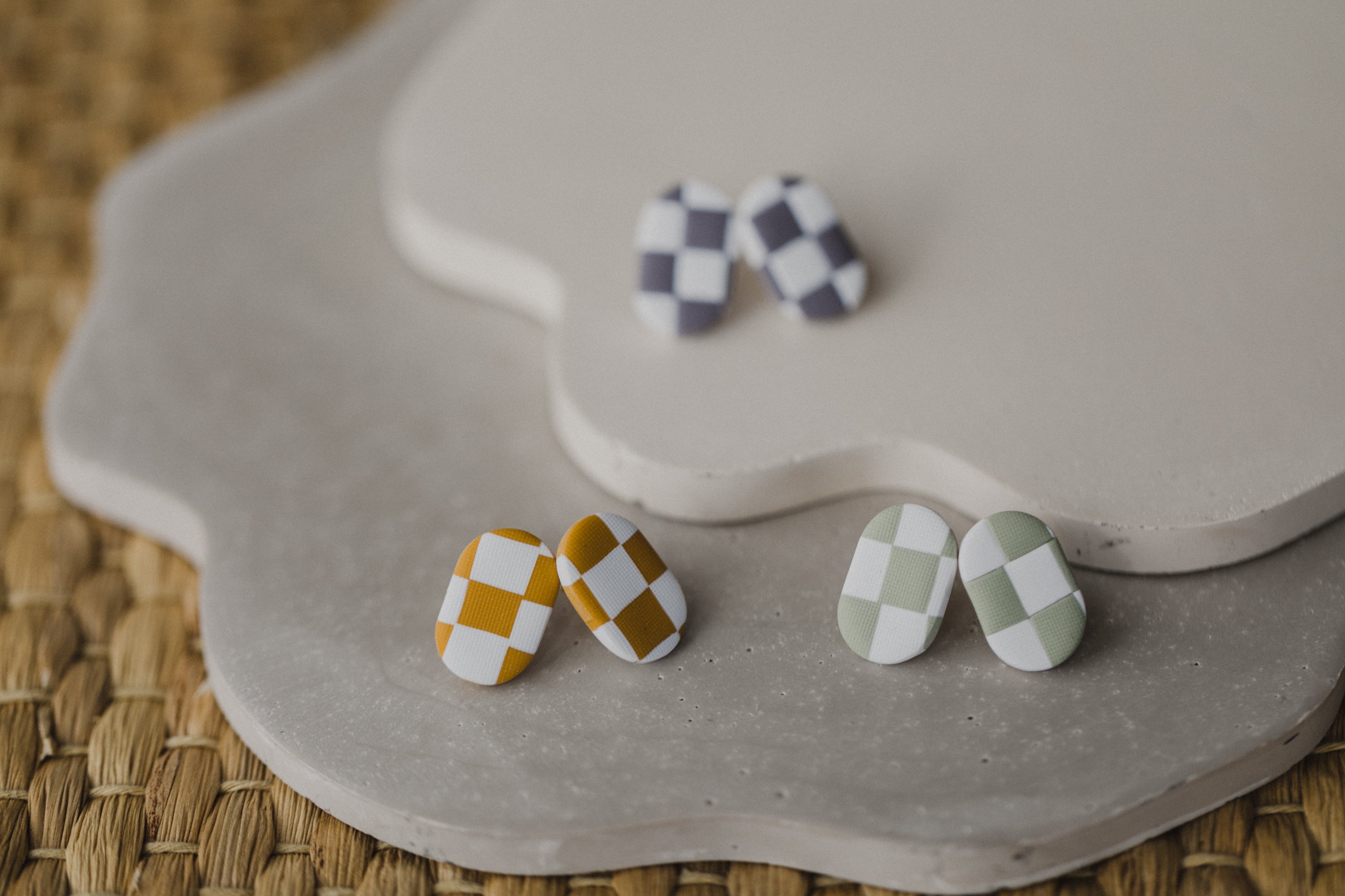 IRIS - ovale Checkerboard Ohrstecker aus Polymer Ton