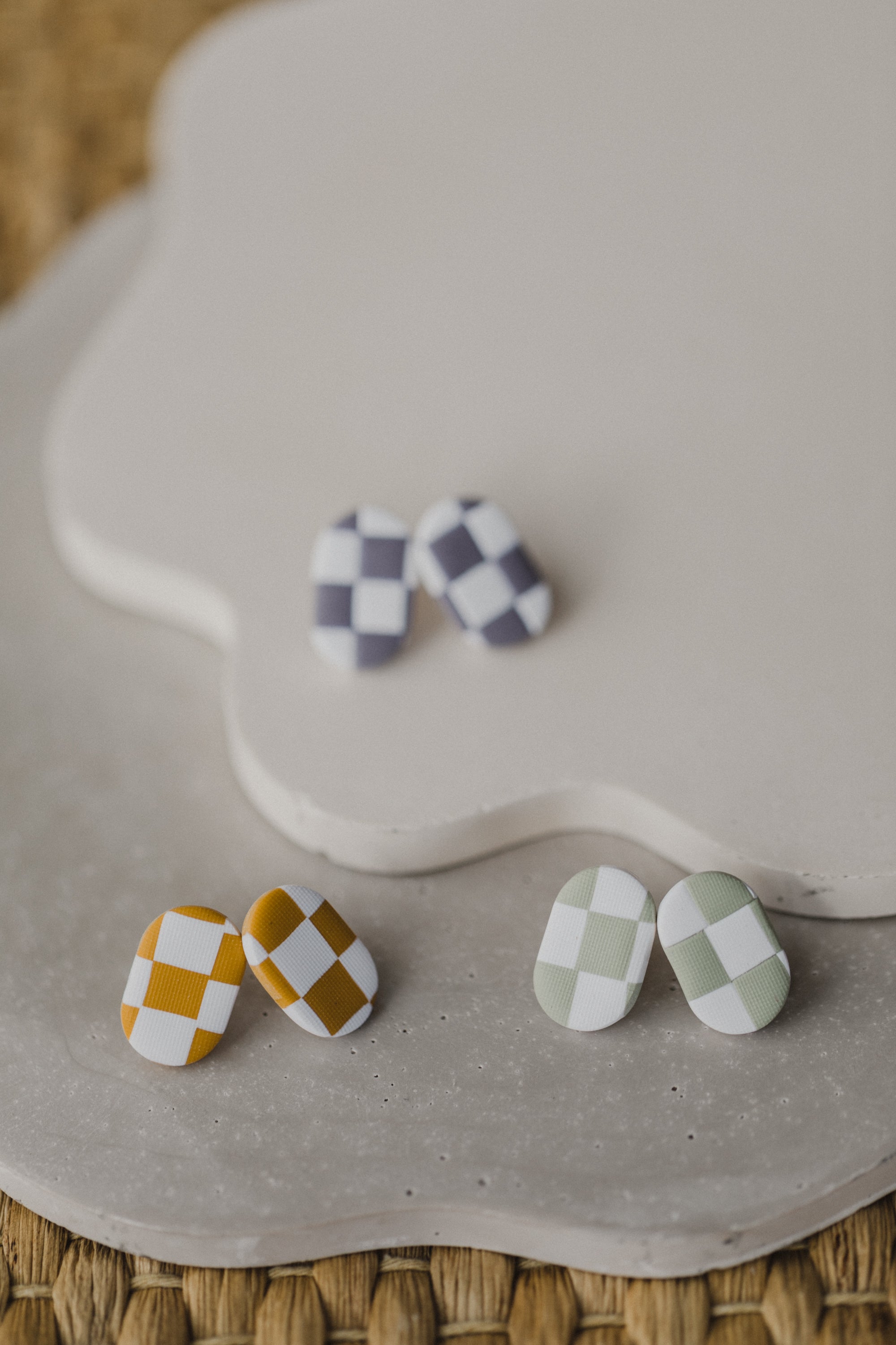 IRIS - ovale Checkerboard Ohrstecker aus Polymer Ton