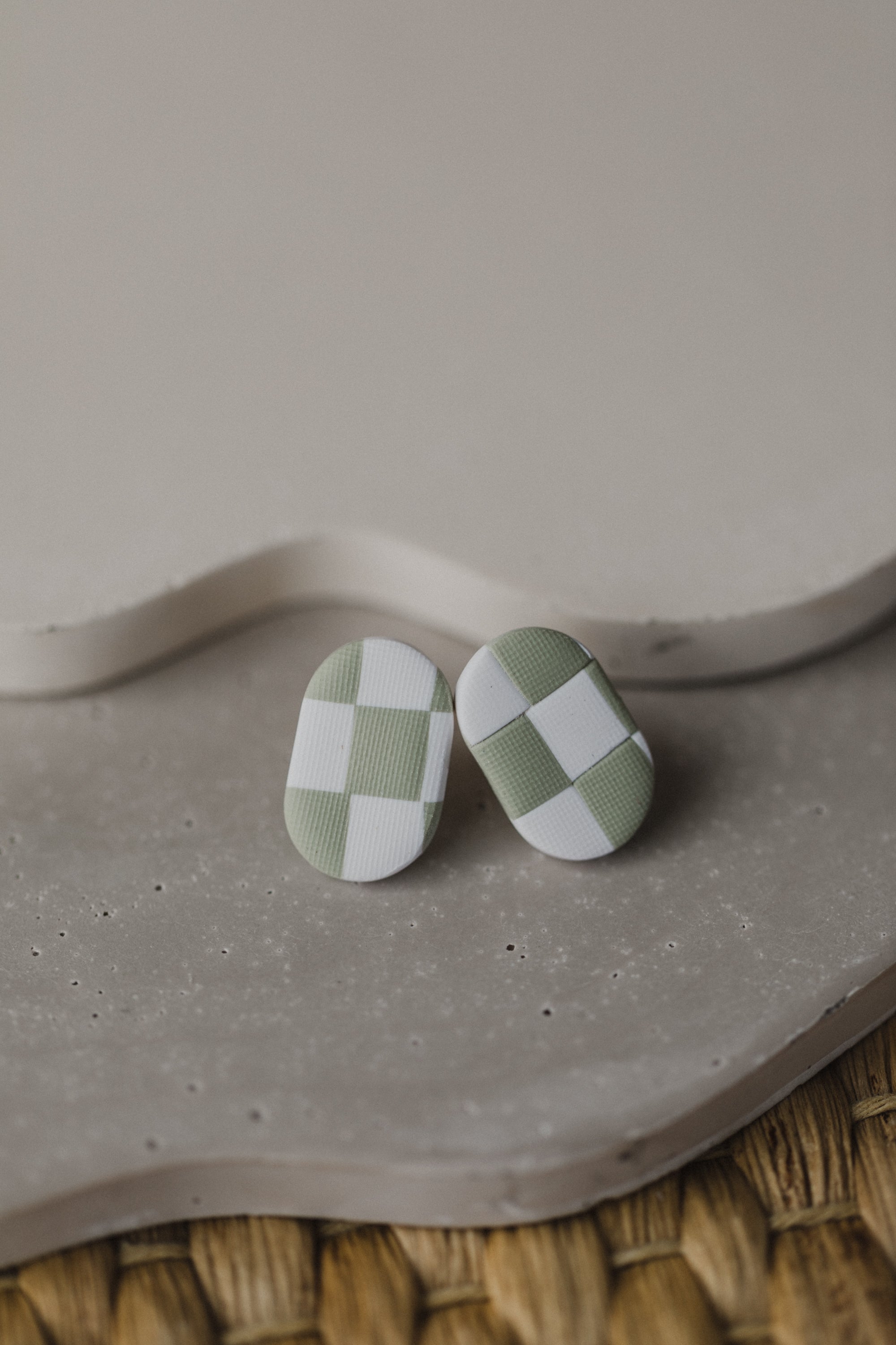 IRIS - ovale Checkerboard Ohrstecker aus Polymer Ton