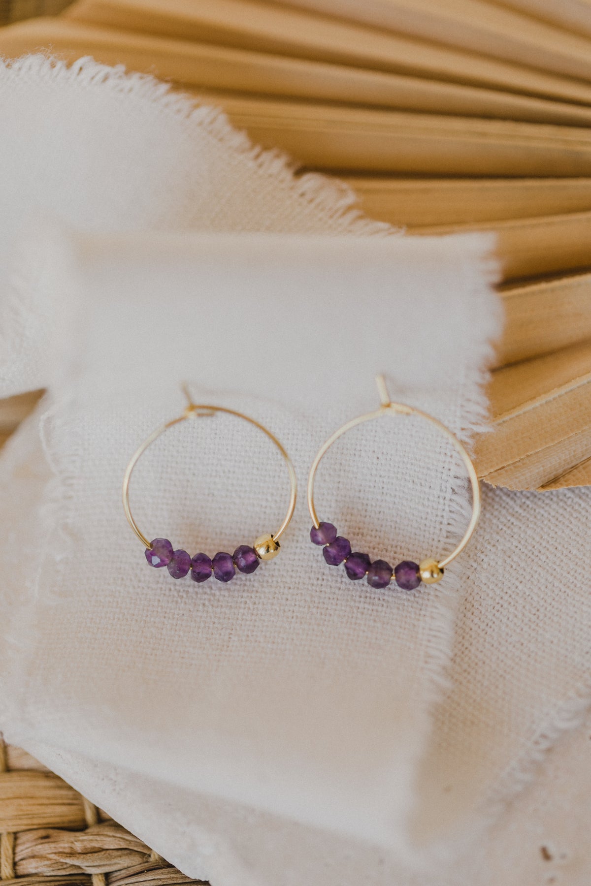 filigrane Creole mit Amethyst Perlen lila