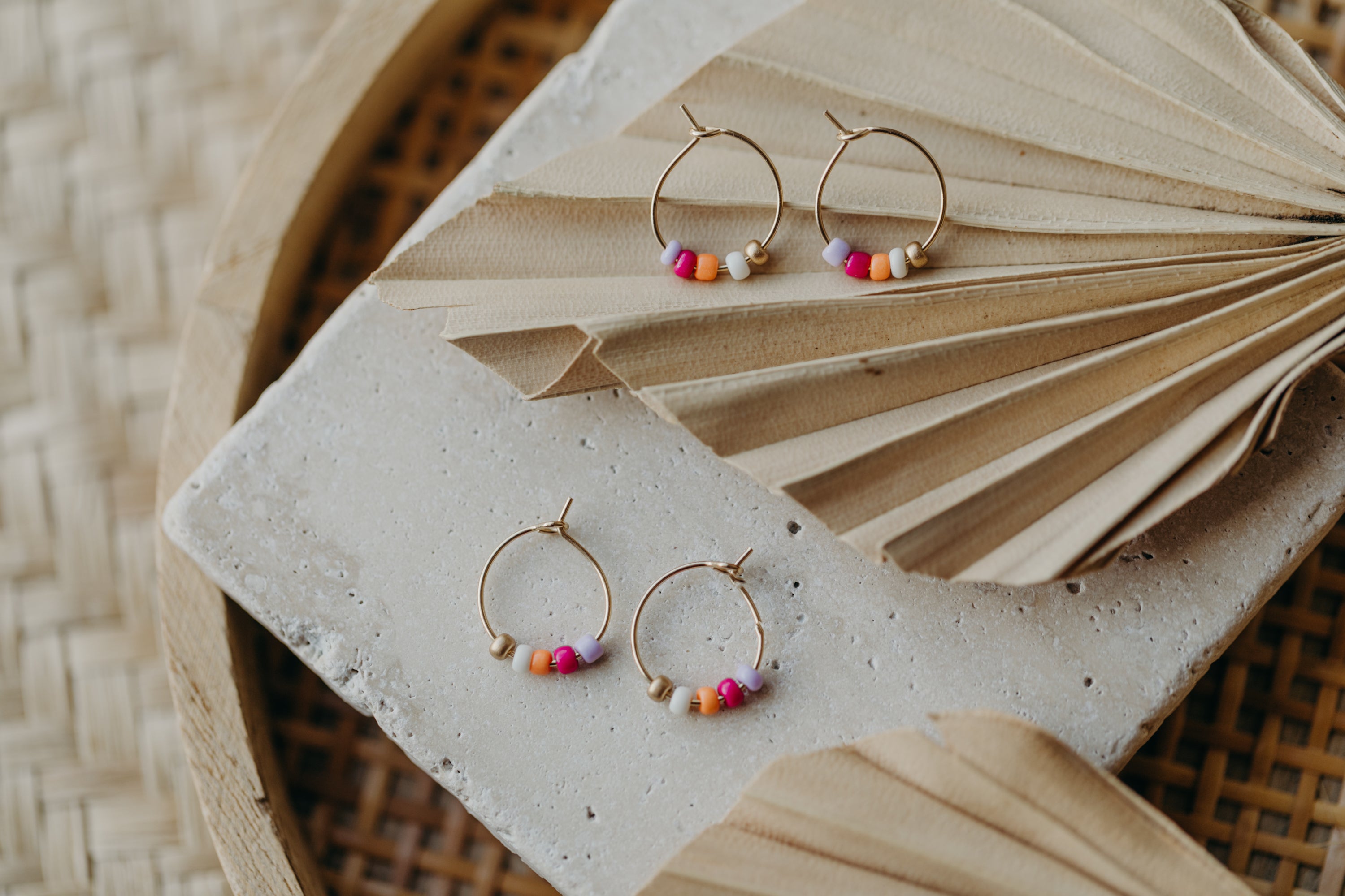 ARUBA - filigrane Creolen mit bunten Perlen