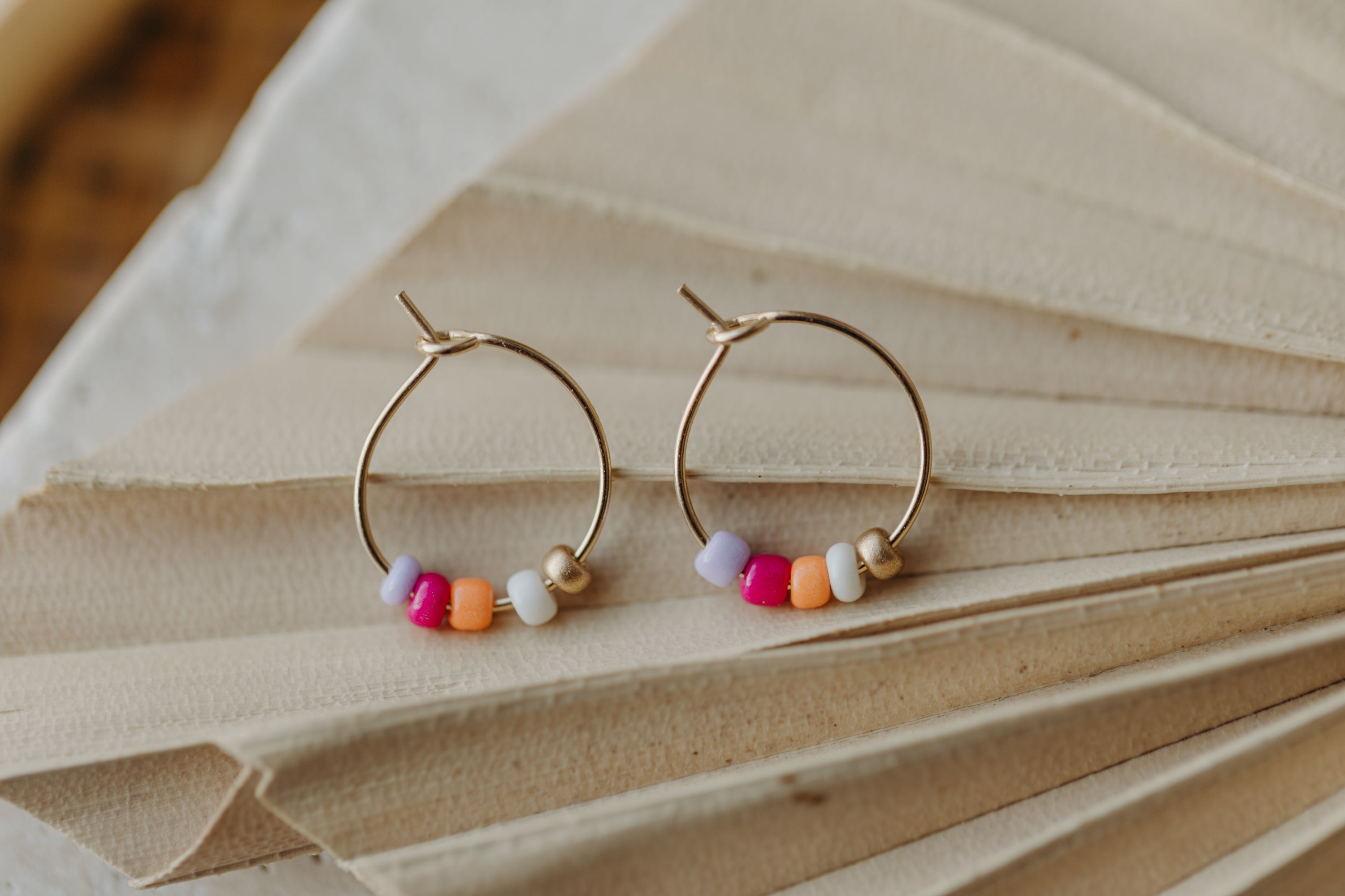 ARUBA - filigrane Creolen mit bunten Perlen