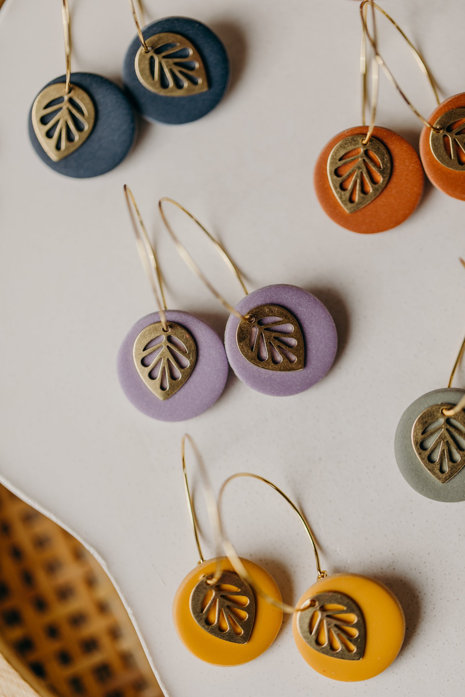 SENTA - Creolen mit rundem Polymer Ton Anhänger und Blatt