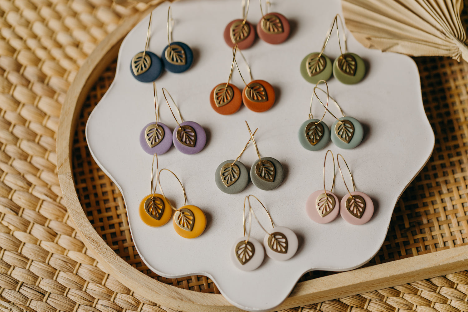 SENTA - Creolen mit rundem Polymer Ton Anhänger und Blatt