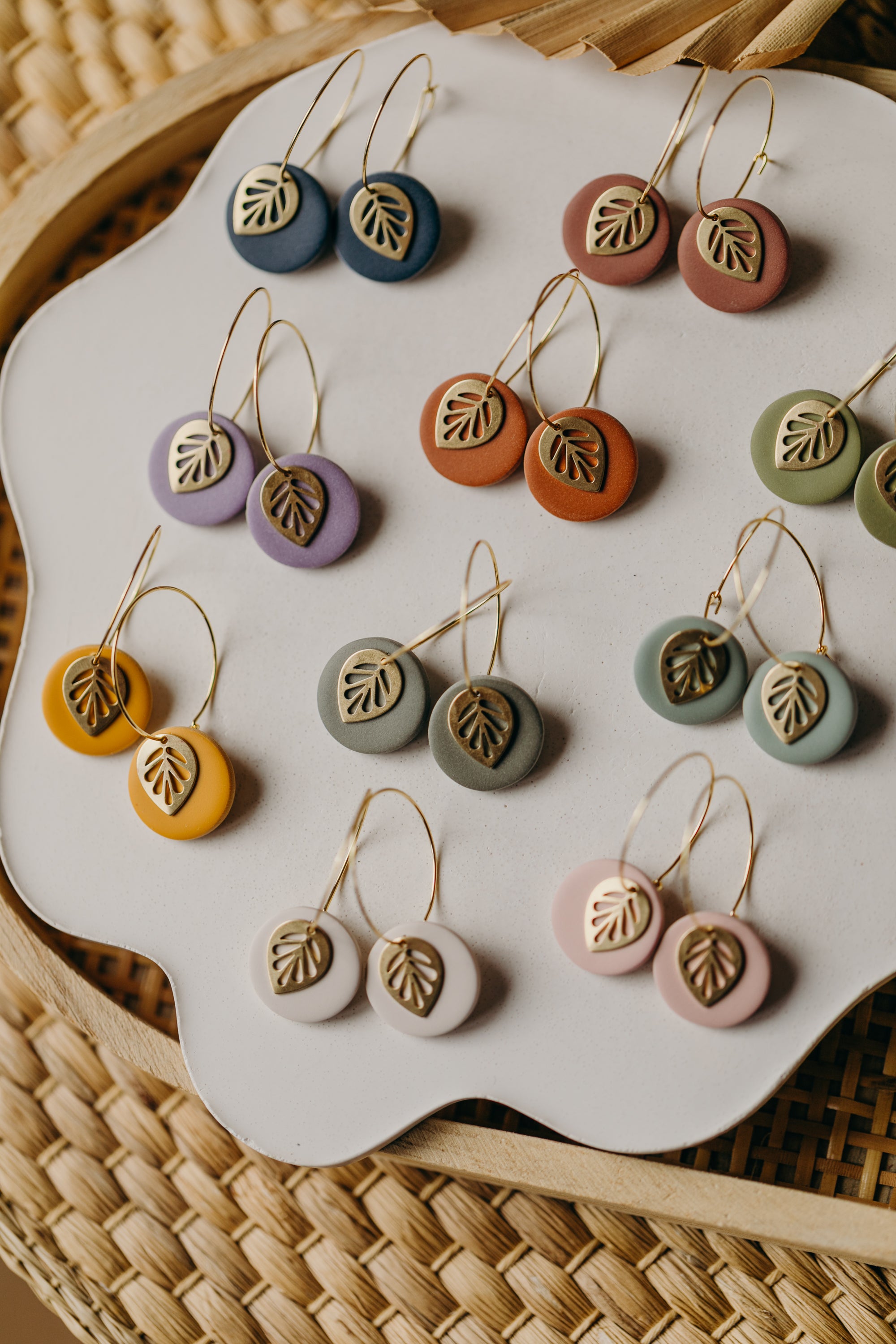 SENTA - Creolen mit rundem Polymer Ton Anhänger und Blatt