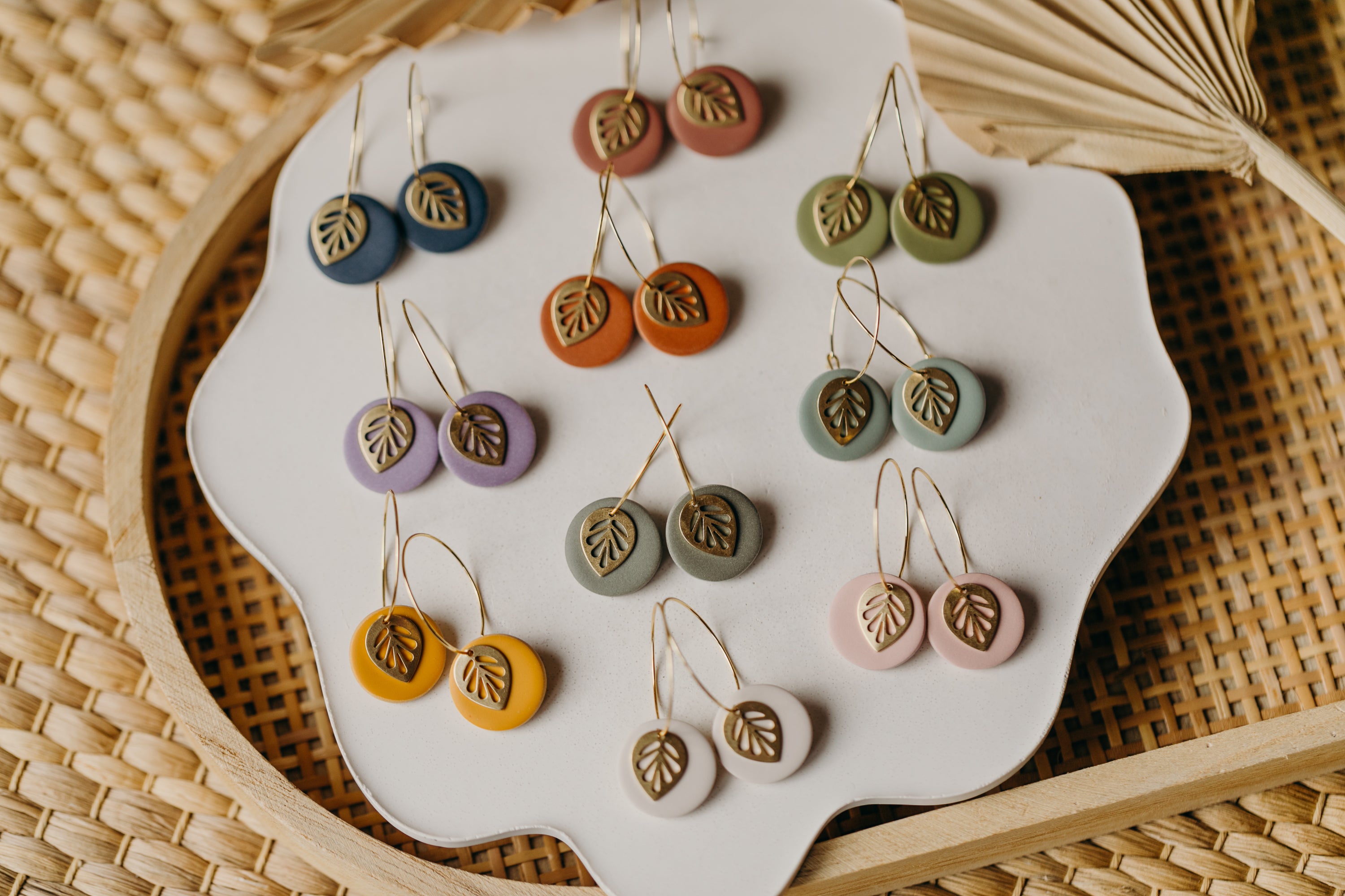 SENTA - Creolen mit rundem Polymer Ton Anhänger und Blatt