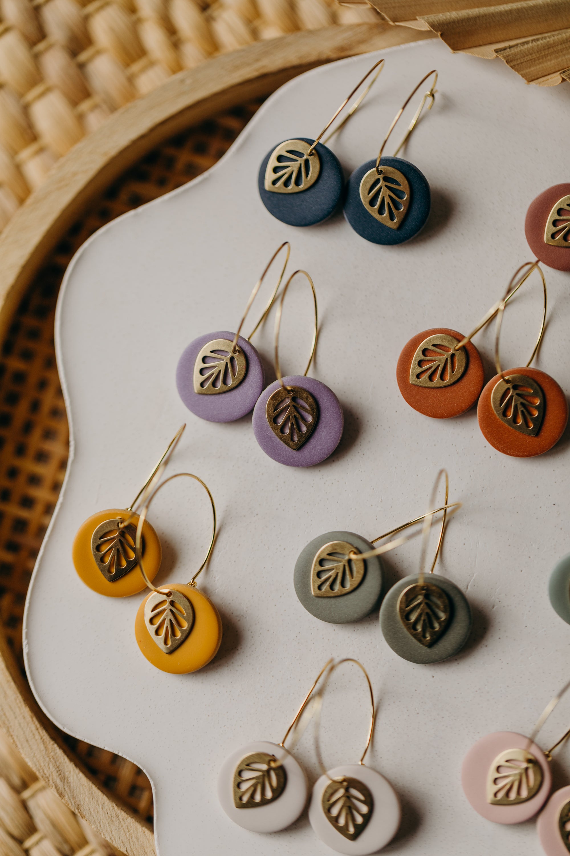 SENTA - Creolen mit rundem Polymer Ton Anhänger und Blatt