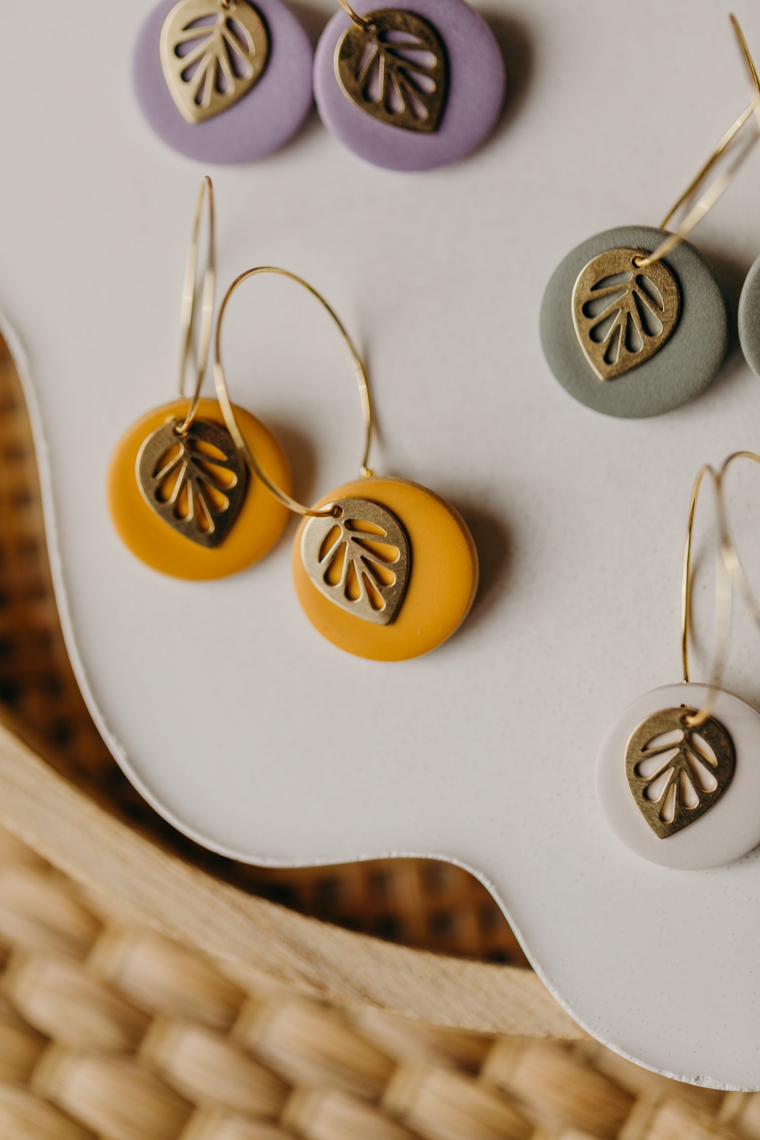 SENTA - Creolen mit rundem Polymer Ton Anhänger und Blatt