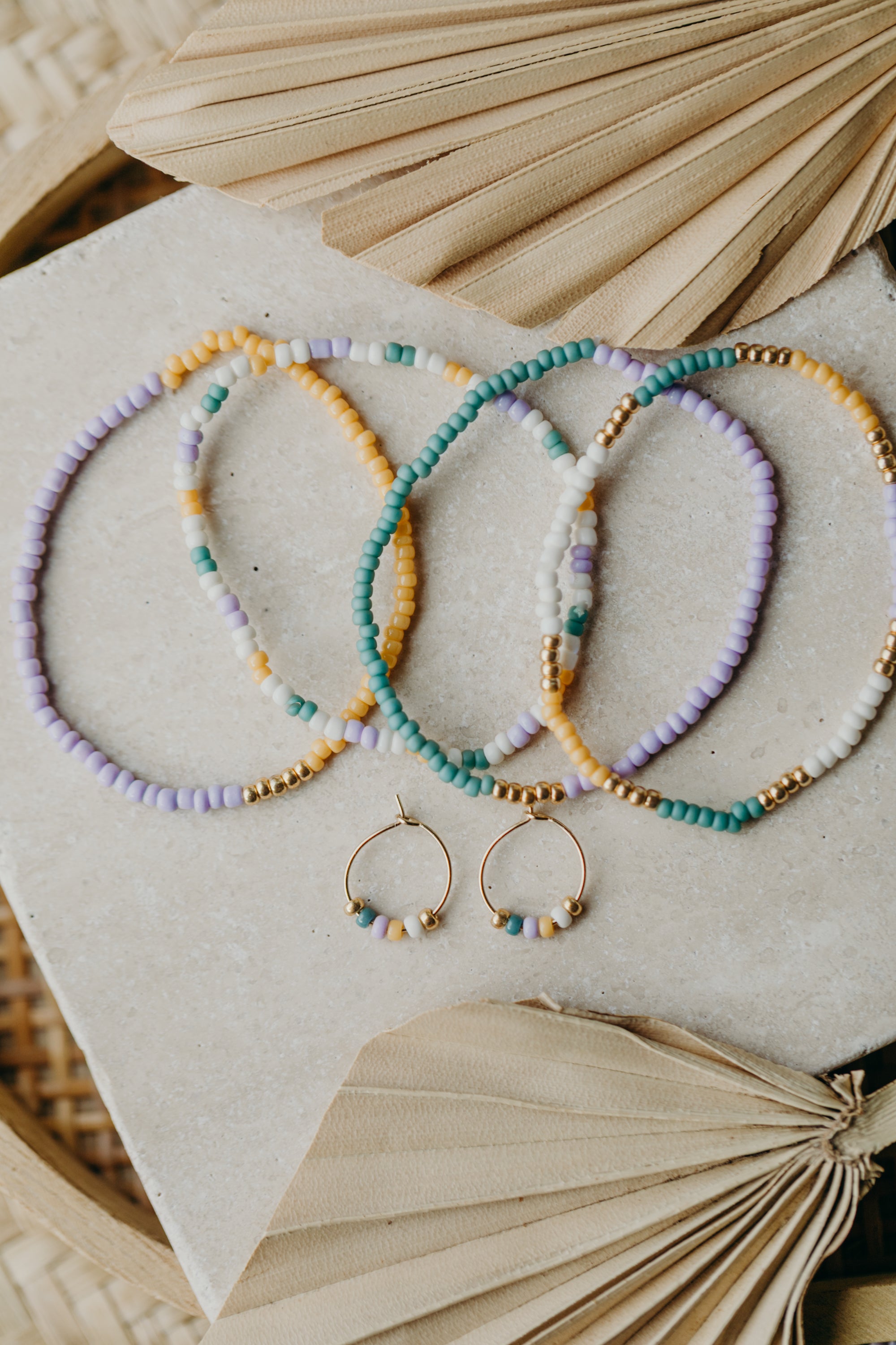 CAPRI - filigrane Creolen mit bunten Perlen